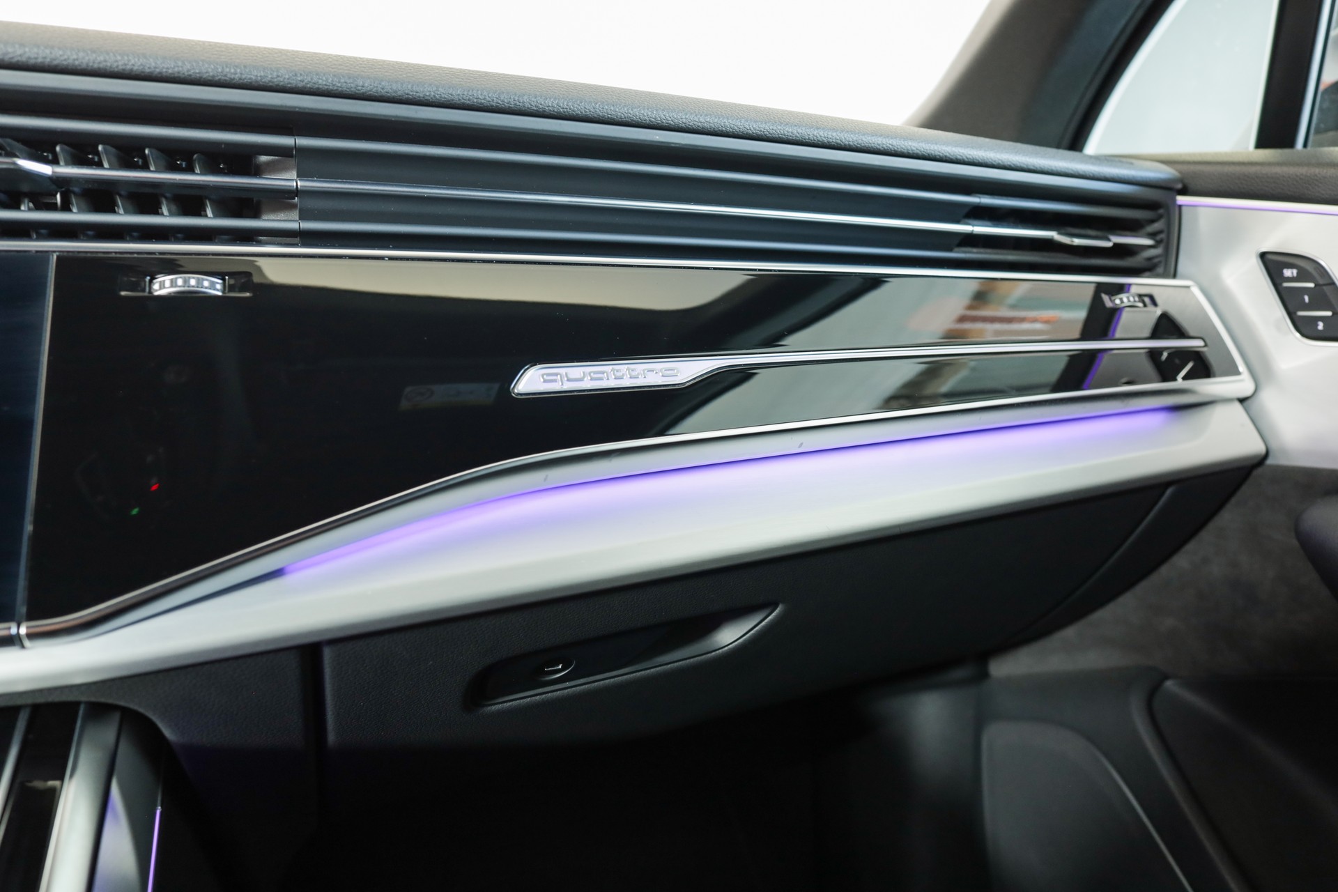 AUDI Q7 50 TDI quattro tiptronic • 7 places • S line • Matrix LED-image-10