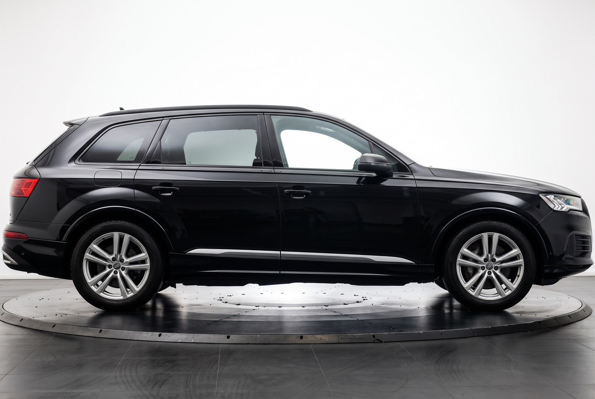 AUDI Q7 50 TDI quattro tiptronic • 7 places • S line • Matrix LED-image-5