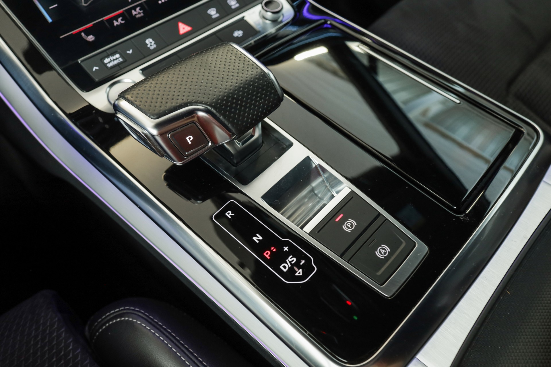 AUDI Q7 50 TDI quattro tiptronic • 7 places • S line • Matrix LED-image-13
