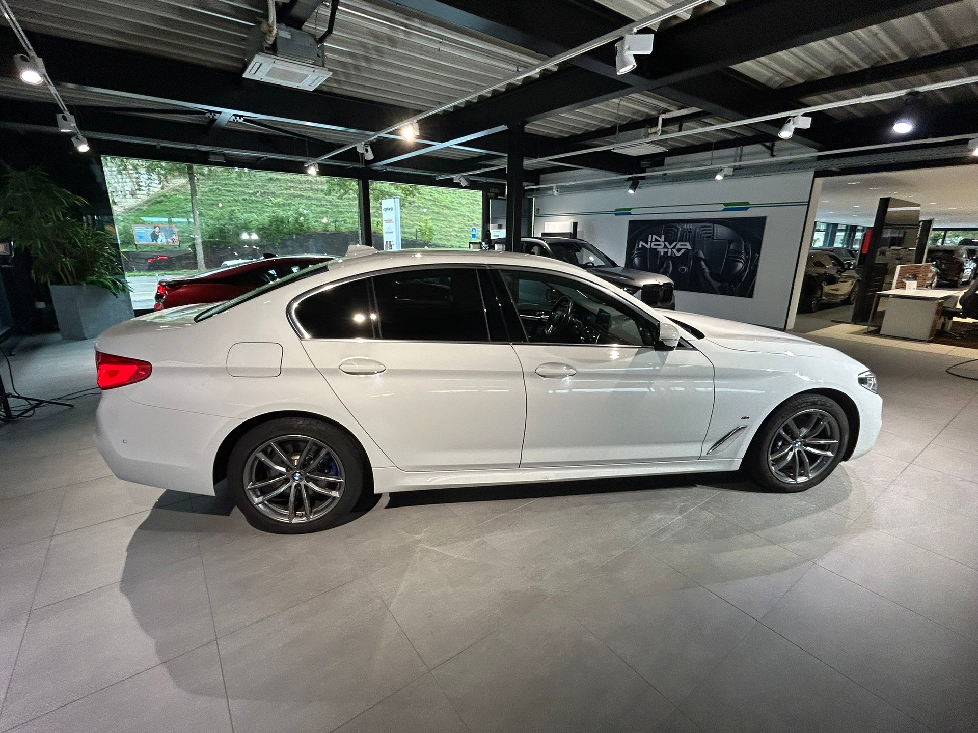 BMW 530e xDrive Pure M Sport Edition Steptronic-image-13