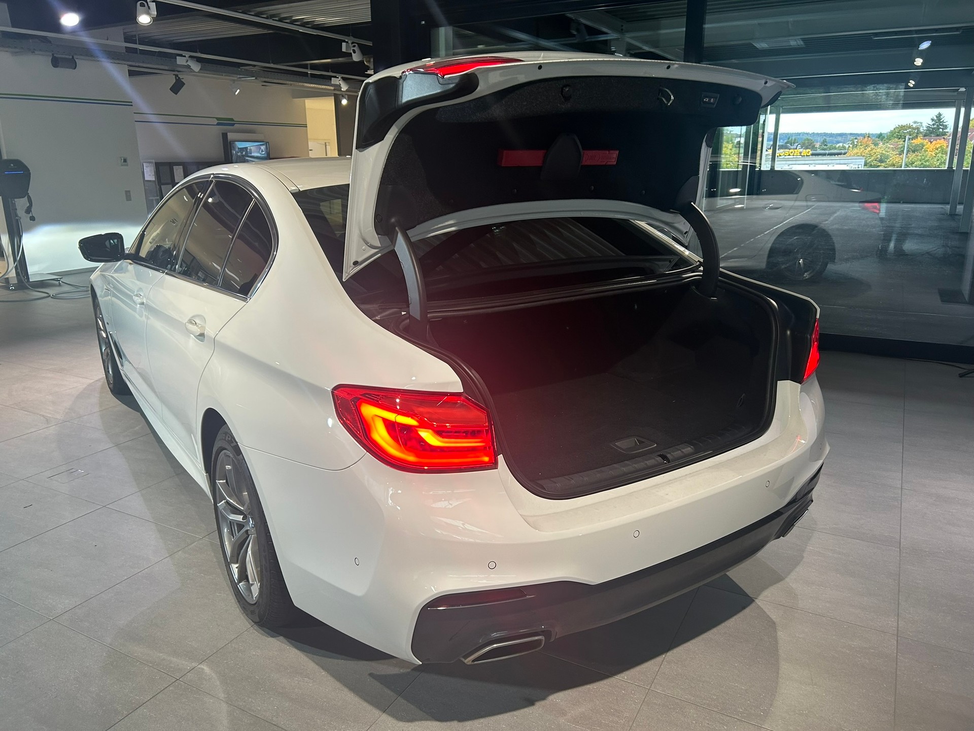 BMW 530e xDrive Pure M Sport Edition Steptronic-image-9