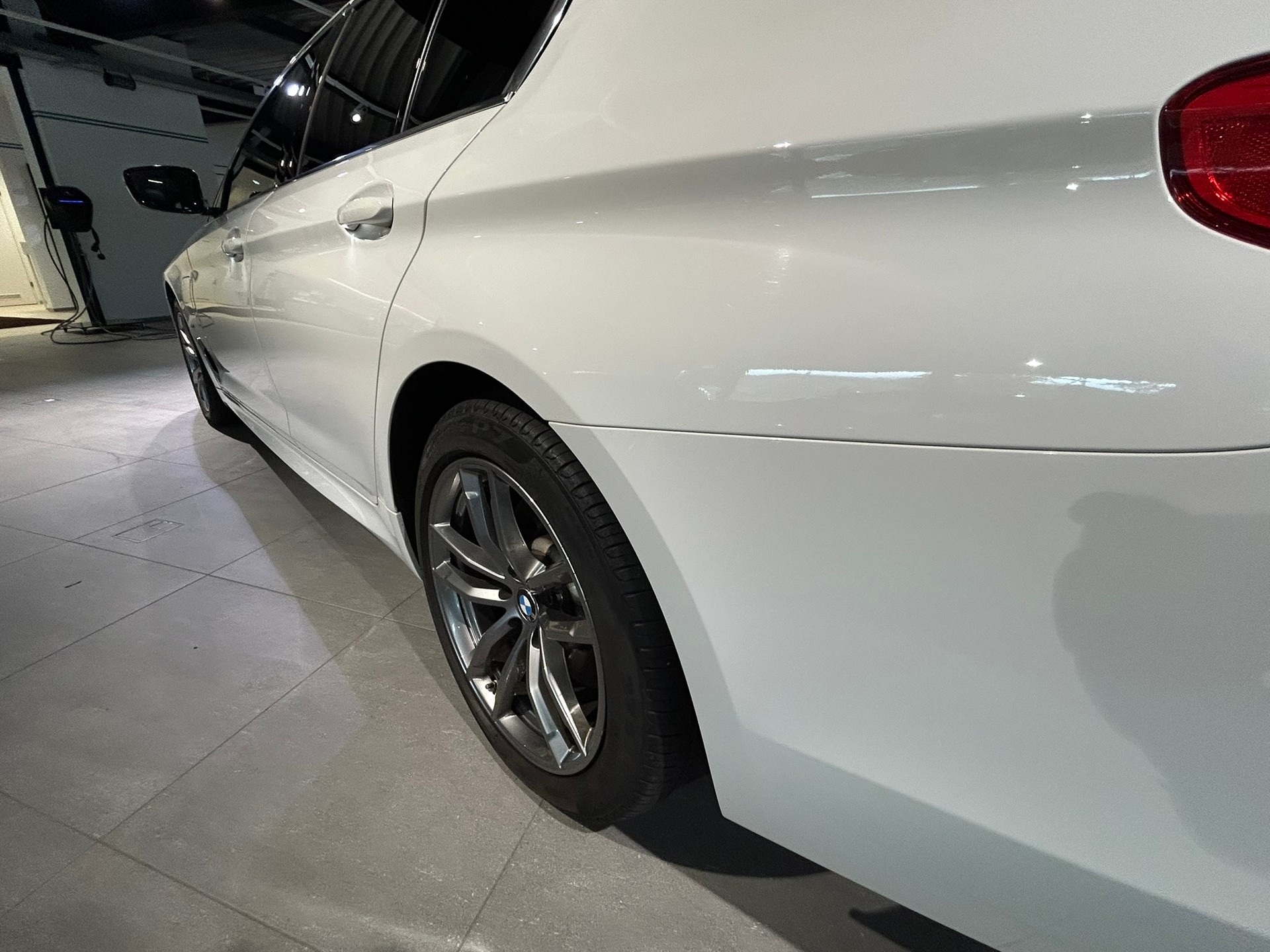 BMW 530e xDrive Pure M Sport Edition Steptronic-image-18