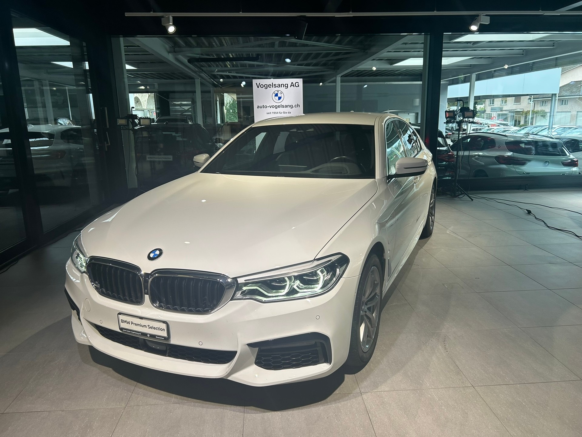 BMW 530e xDrive Pure M Sport Edition Steptronic-image-1