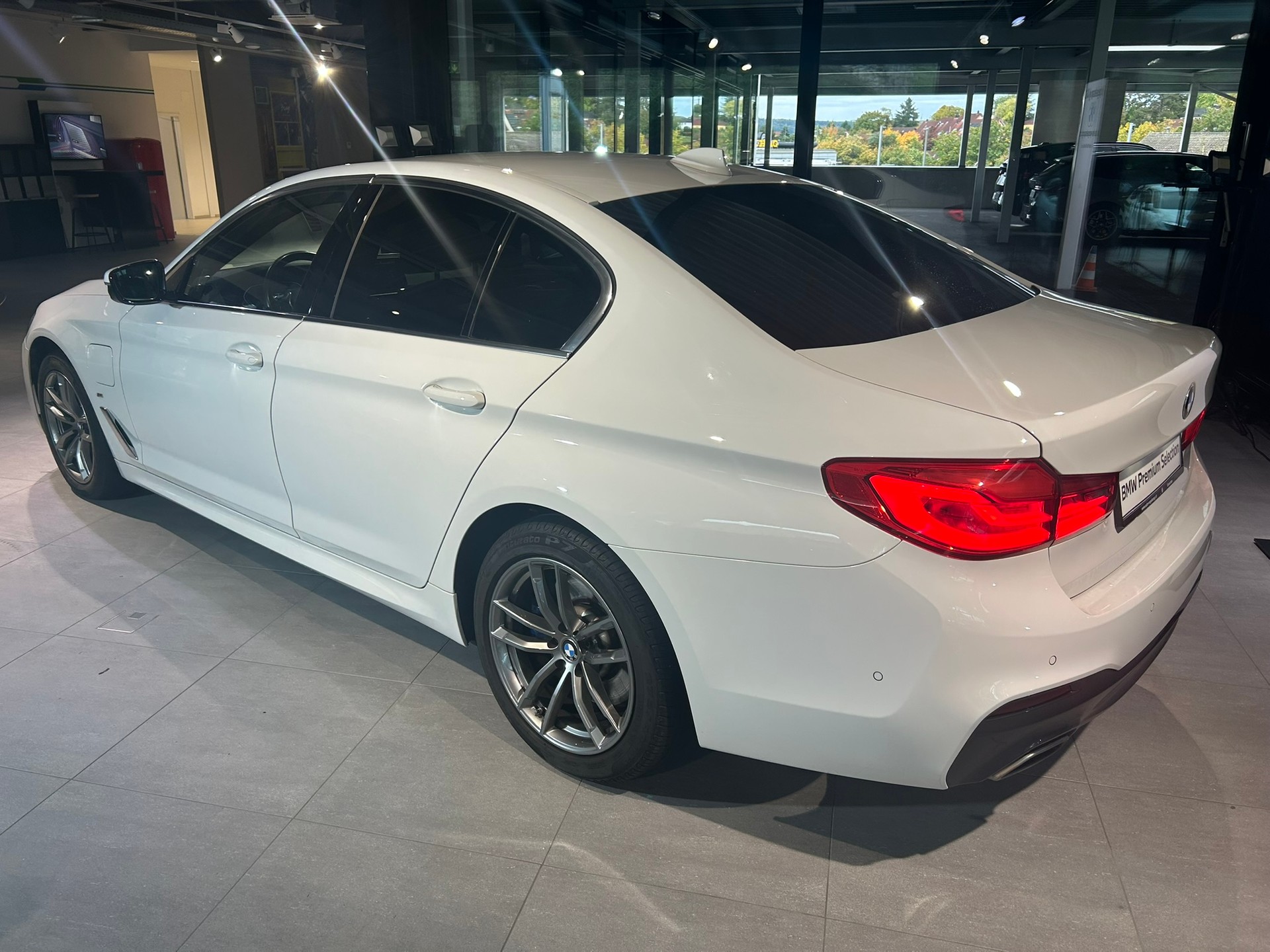 BMW 530e xDrive Pure M Sport Edition Steptronic-image-7