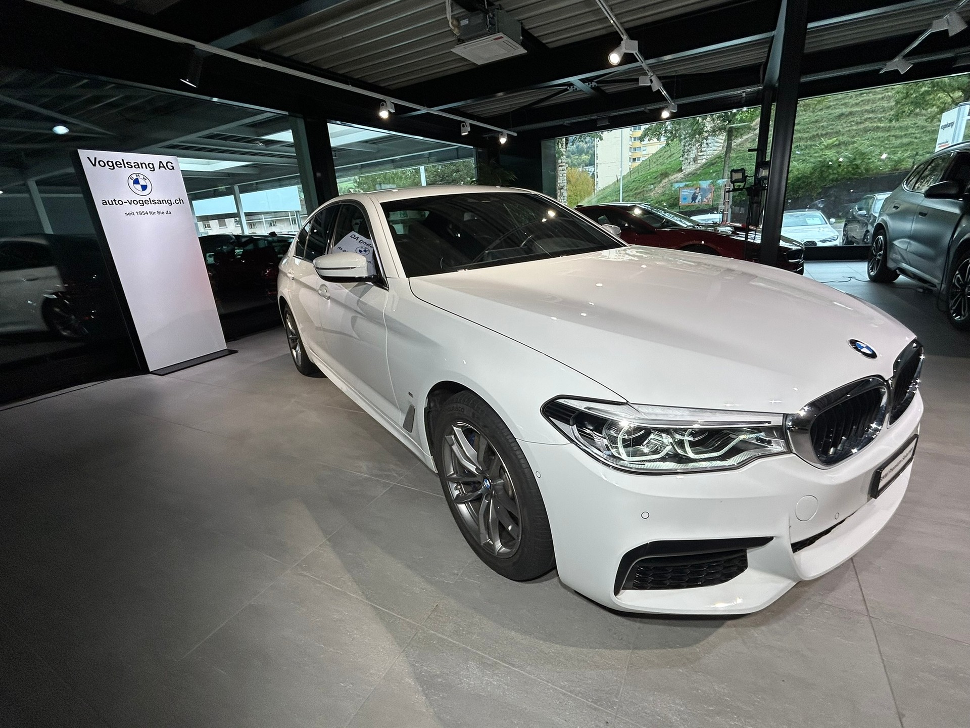 BMW 530e xDrive Pure M Sport Edition Steptronic-image-5