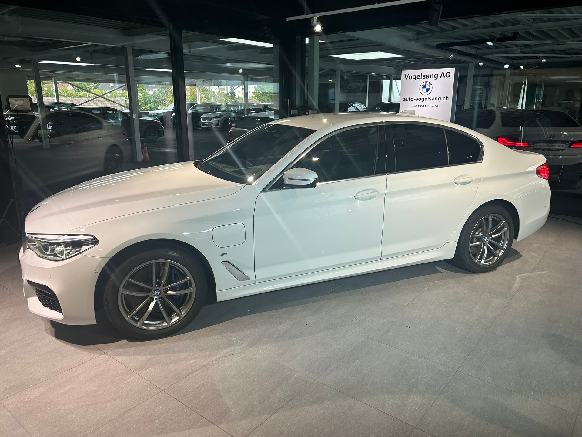 BMW 530e xDrive Pure M Sport Edition Steptronic-image-4