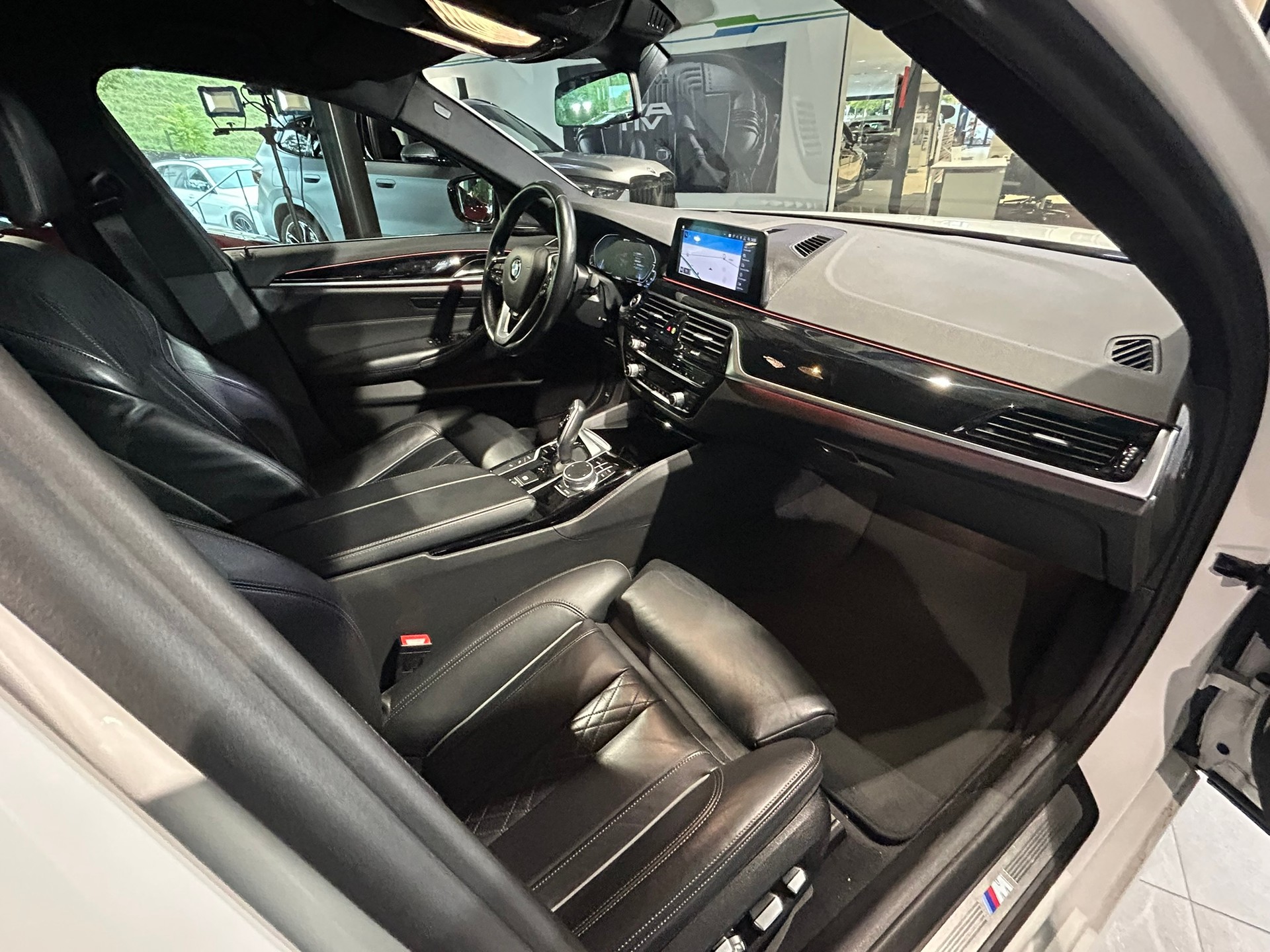 BMW 530e xDrive Pure M Sport Edition Steptronic-image-29