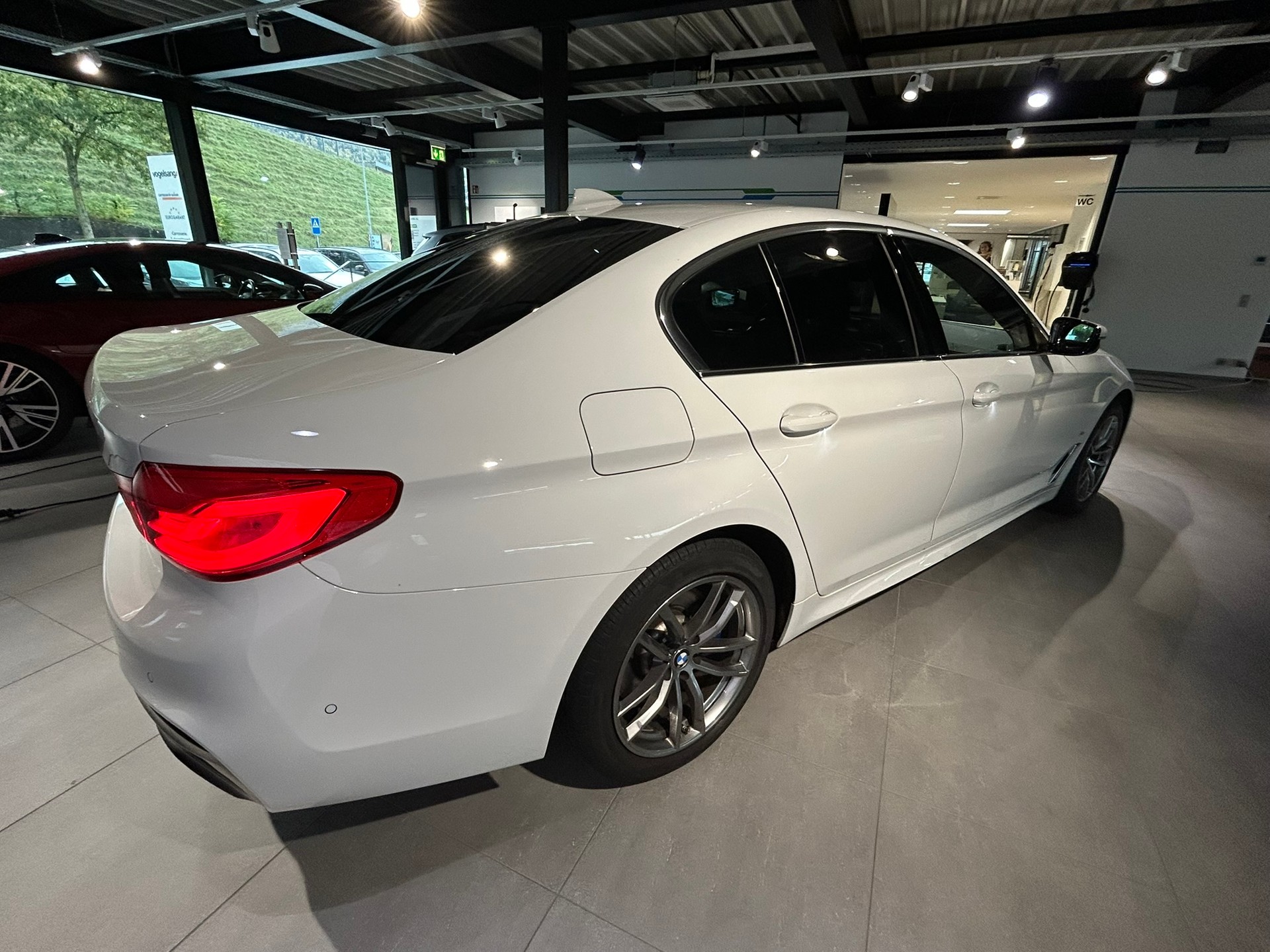 BMW 530e xDrive Pure M Sport Edition Steptronic-image-11