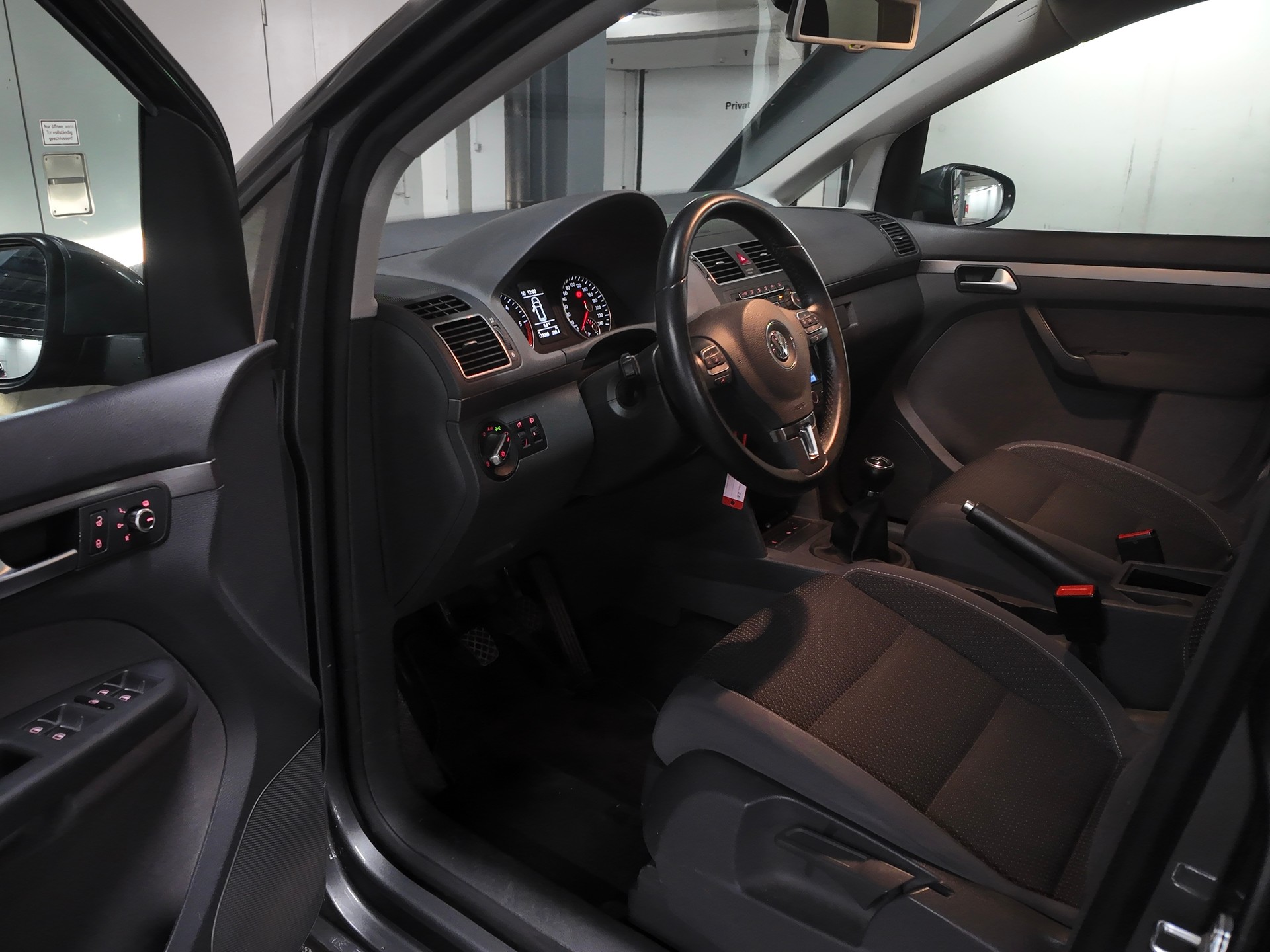VW Touran 2.0 TDI Highline| 7-Sitzer | 1. Hand | Family-Paket | CH Fahrzeug | Parklenkassistent-image-7