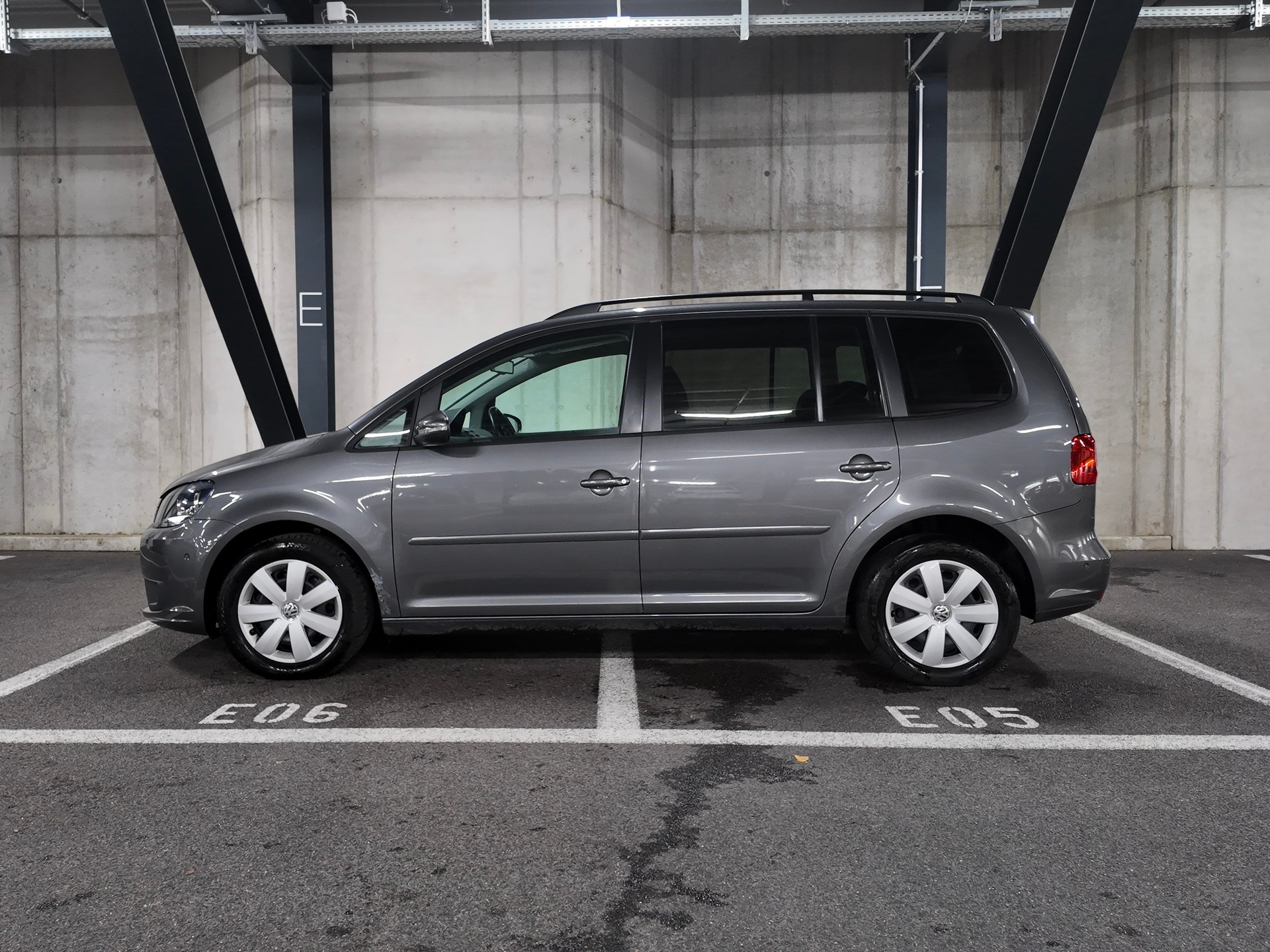 VW Touran 2.0 TDI Highline| 7-Sitzer | 1. Hand | Family-Paket | CH Fahrzeug | Parklenkassistent-image-4