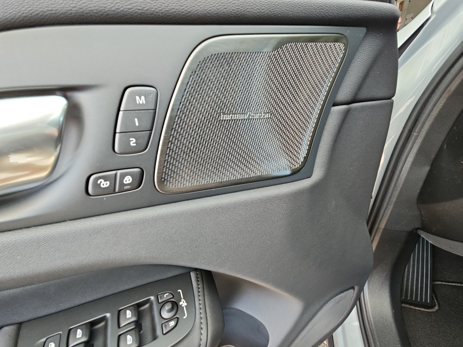 VOLVO XC60 2.0 T6 TE Plus Dark eAWD-image-15
