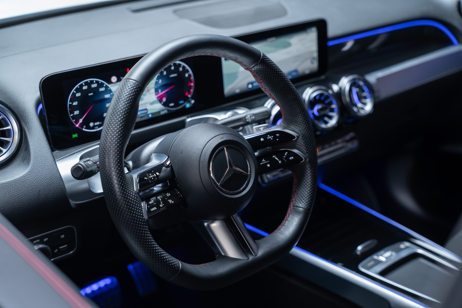 MERCEDES-BENZ GLB 250 AMG Line 4matic / Facelift / Rückfahrkamera / Ambientebeleuchtung-image-14