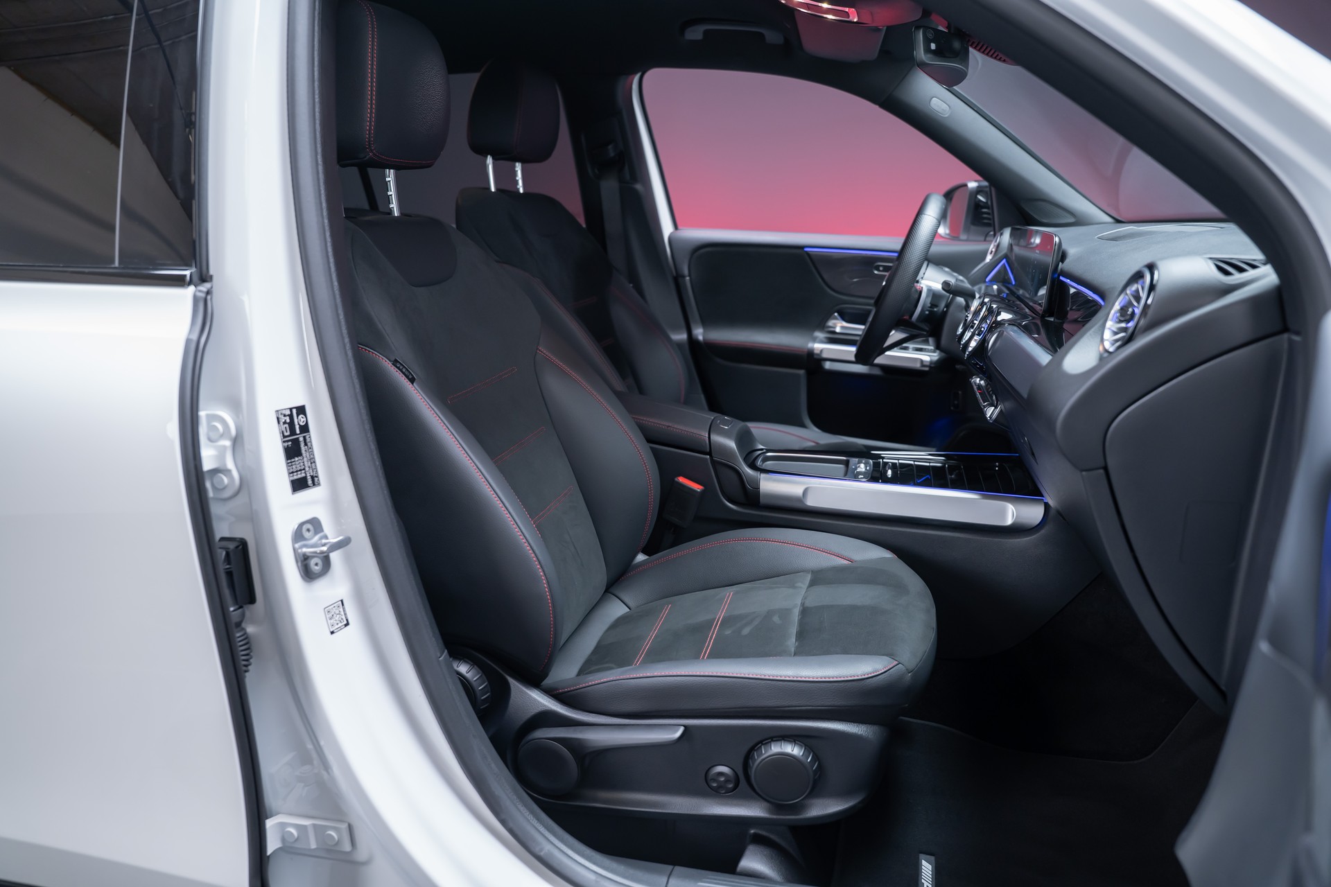 MERCEDES-BENZ GLB 250 AMG Line 4matic / Facelift / Rückfahrkamera / Ambientebeleuchtung-image-23