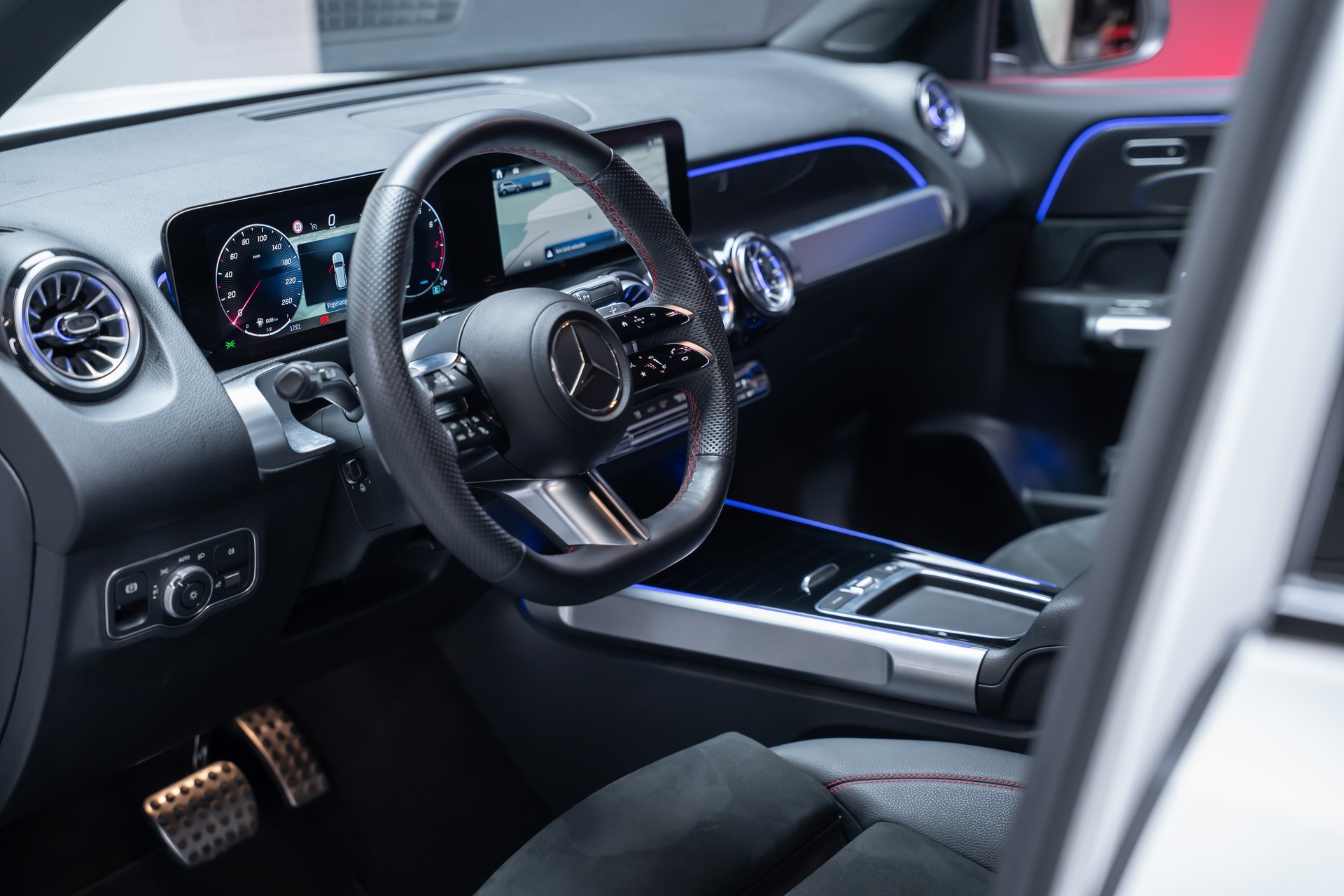 MERCEDES-BENZ GLB 250 AMG Line 4matic / Facelift / Rückfahrkamera / Ambientebeleuchtung-image-13