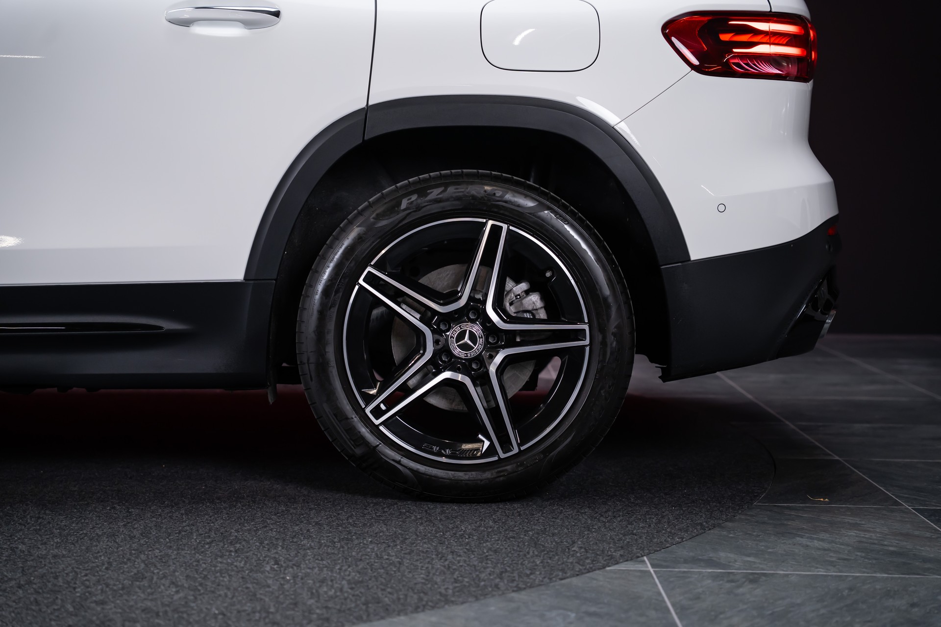 MERCEDES-BENZ GLB 250 AMG Line 4matic / Facelift / Rückfahrkamera / Ambientebeleuchtung-image-42