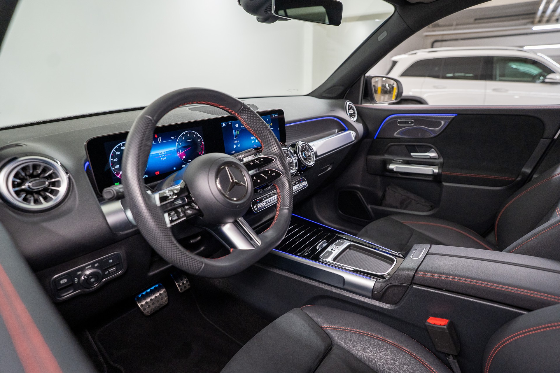 MERCEDES-BENZ GLB 250 AMG Line 4matic / Facelift / Rückfahrkamera / Ambientebeleuchtung-image-8