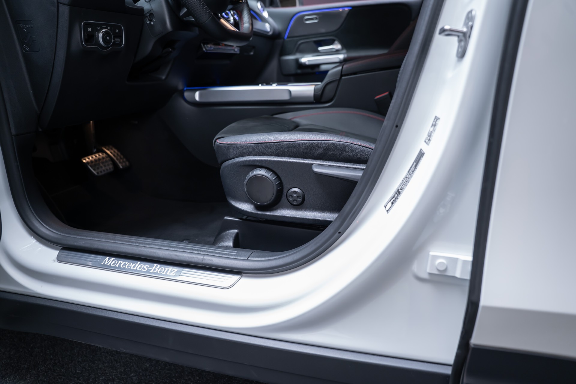 MERCEDES-BENZ GLB 250 AMG Line 4matic / Facelift / Rückfahrkamera / Ambientebeleuchtung-image-18