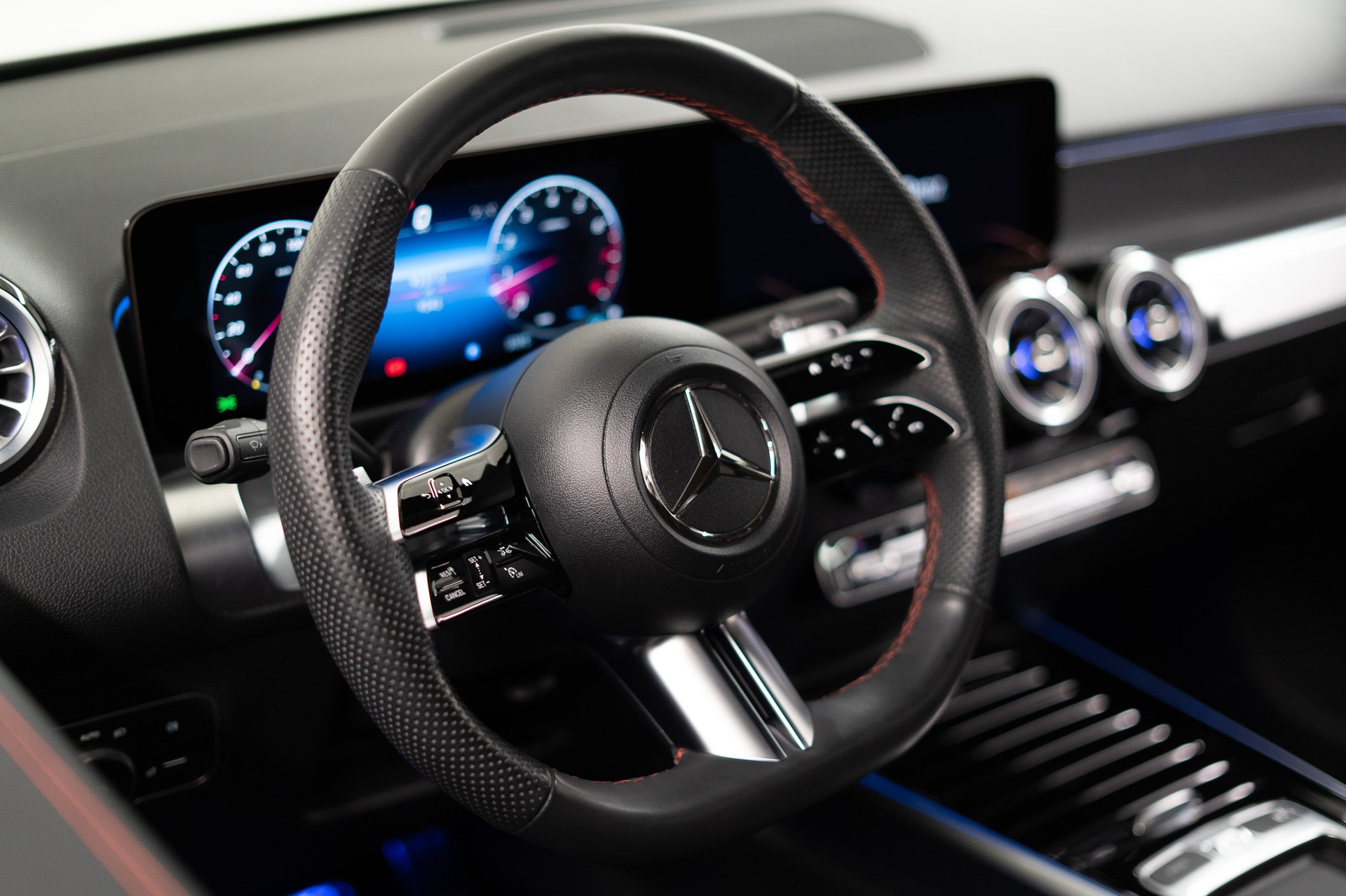 MERCEDES-BENZ GLB 250 AMG Line 4matic / Facelift / Rückfahrkamera / Ambientebeleuchtung-image-7