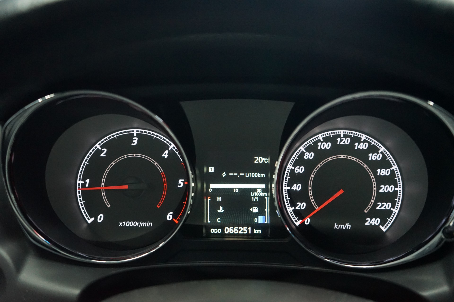 PEUGEOT 4008 1.6 HDi Allure 4WD-image-10