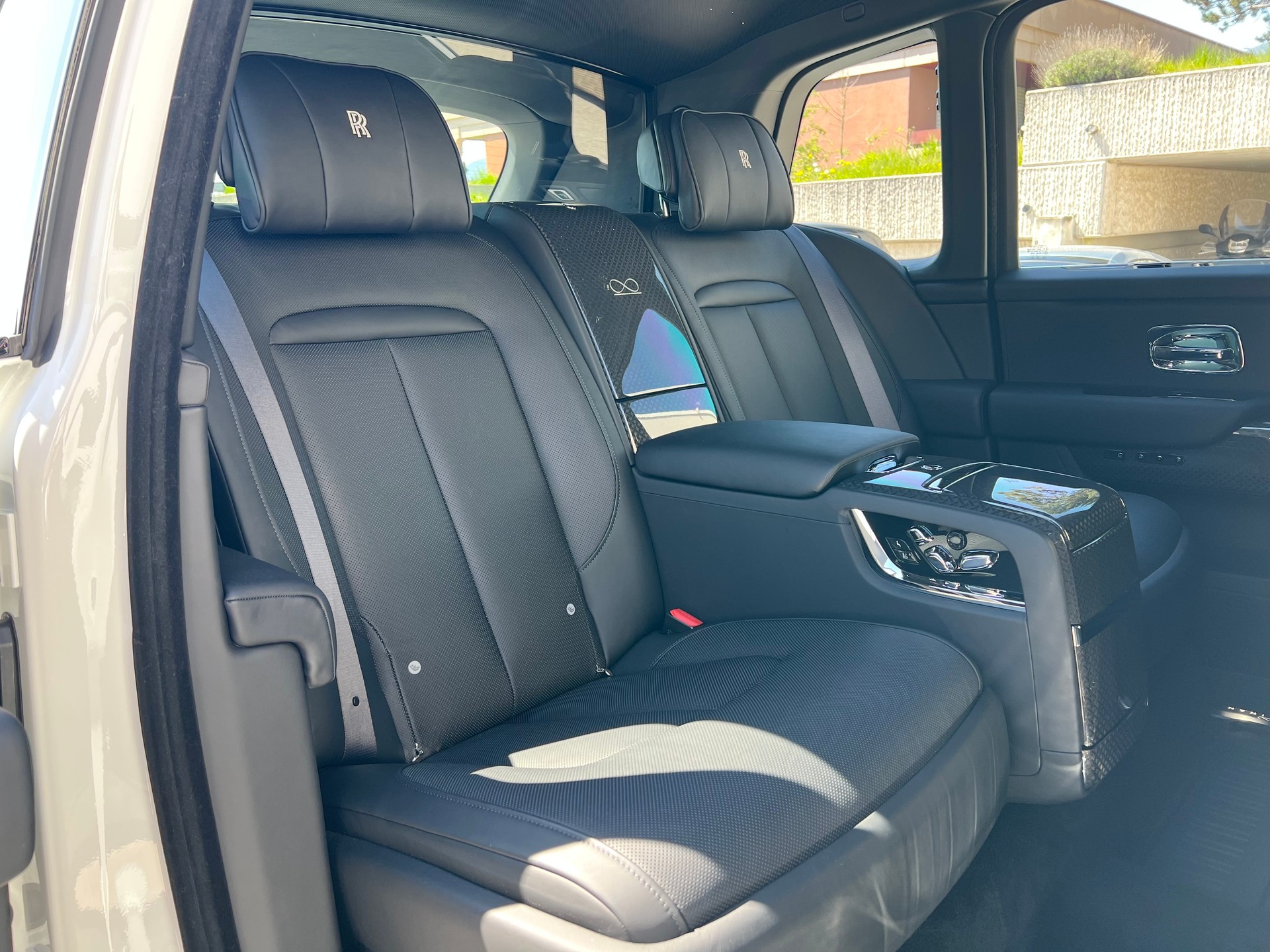 ROLLS-ROYCE Cullinan 6.7 V12 Black Badge-image-15