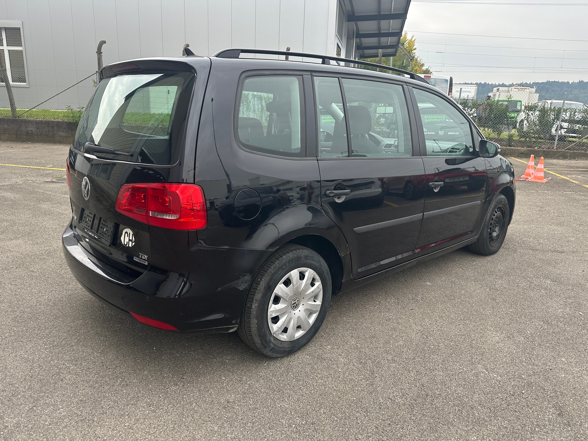 VW Touran 1.6 TDI BlueMotion Technology Design DSG-image-4
