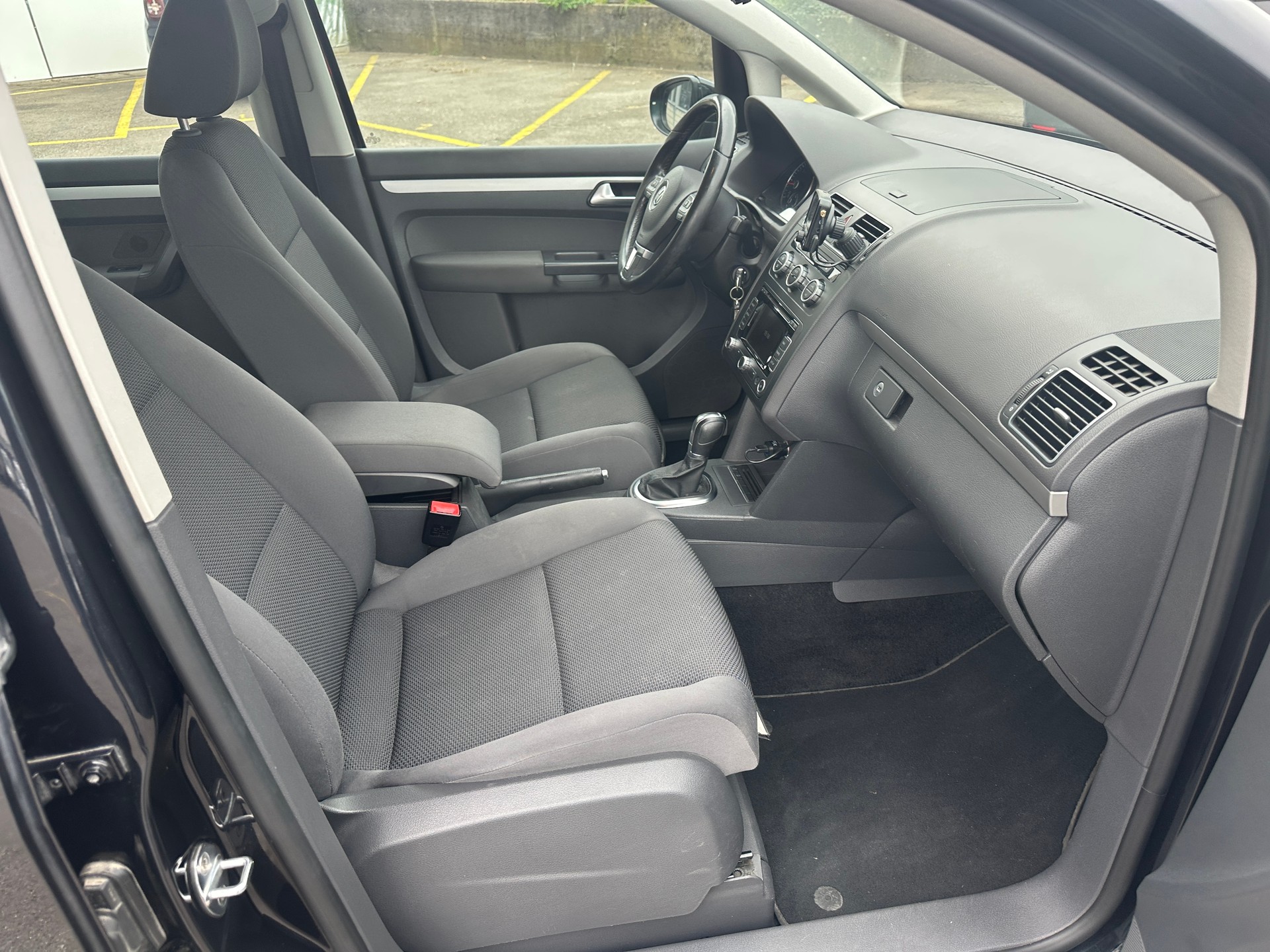 VW Touran 1.6 TDI BlueMotion Technology Design DSG-image-10