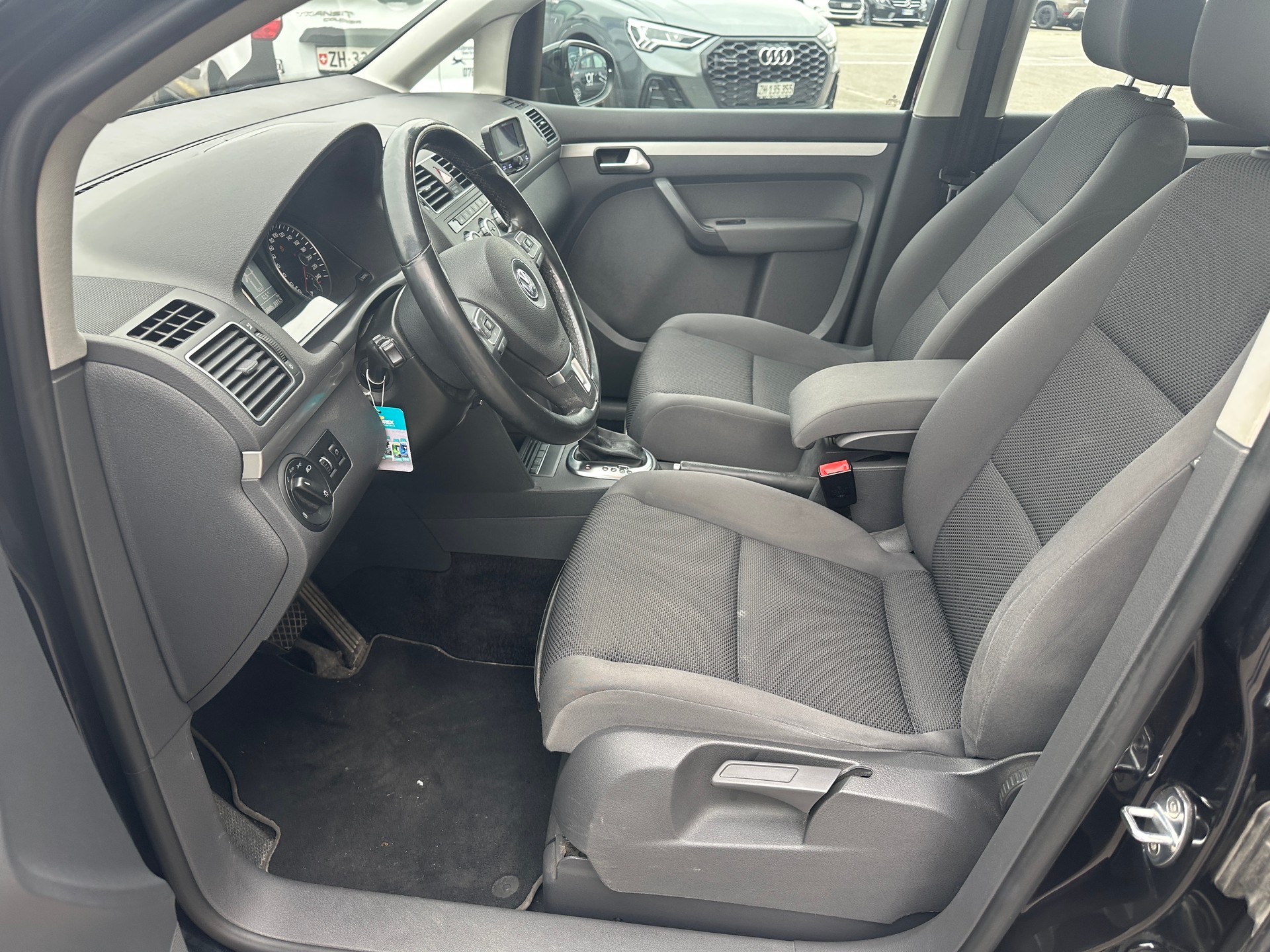 VW Touran 1.6 TDI BlueMotion Technology Design DSG-image-9