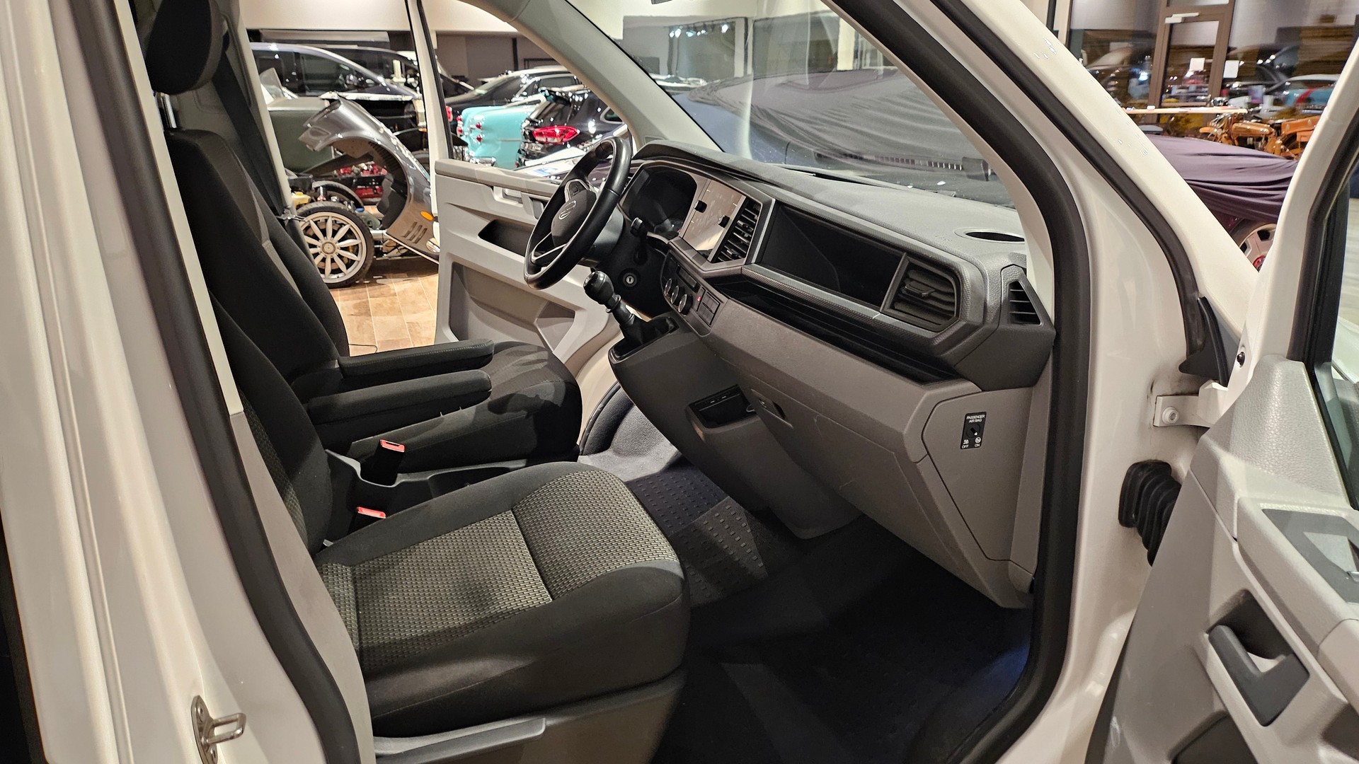 VW T6.1 Caravelle 2.0 TDI Trendline 4Motion LWB-image-23