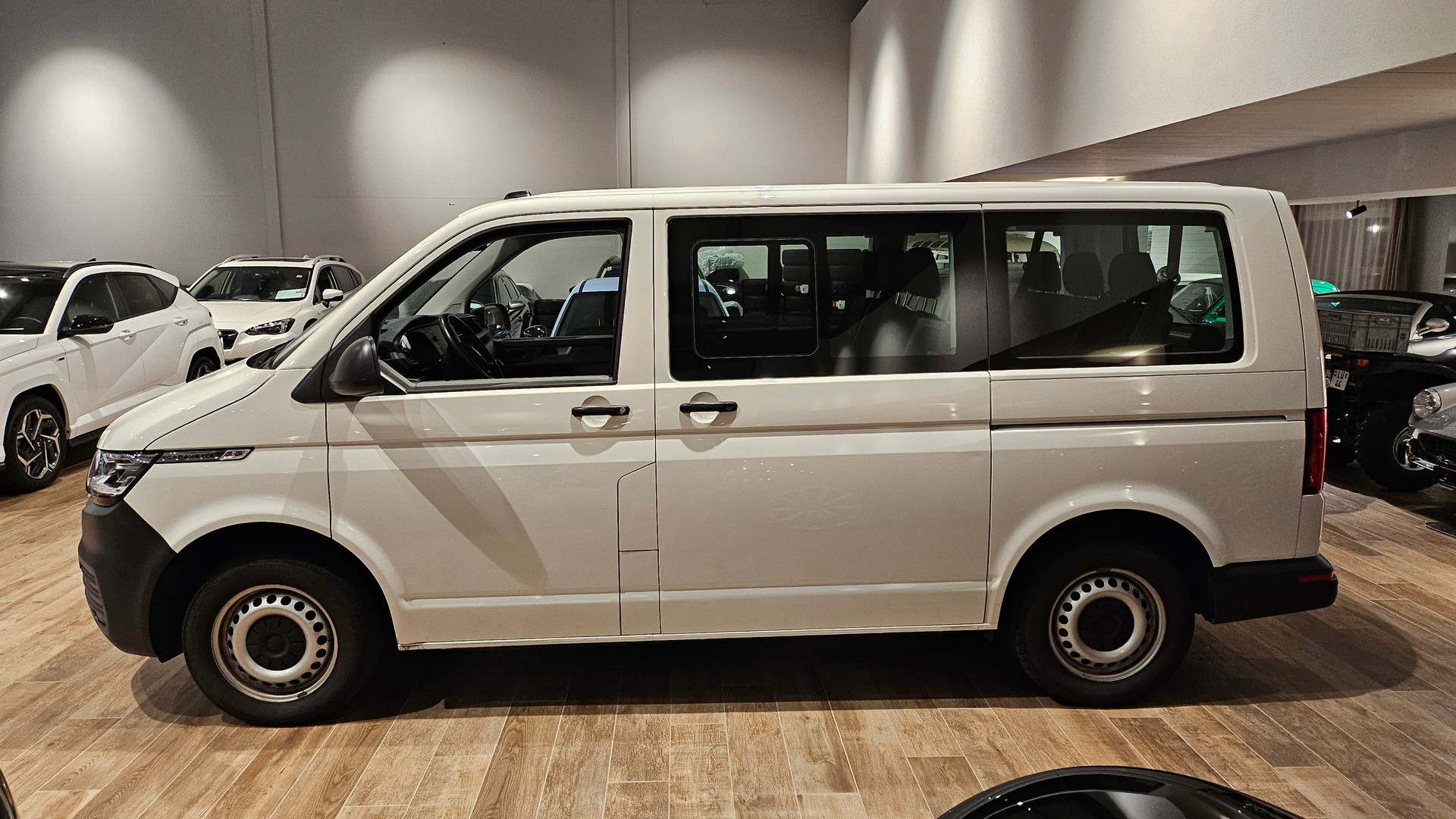 VW T6.1 Caravelle 2.0 TDI Trendline 4Motion LWB-image-14