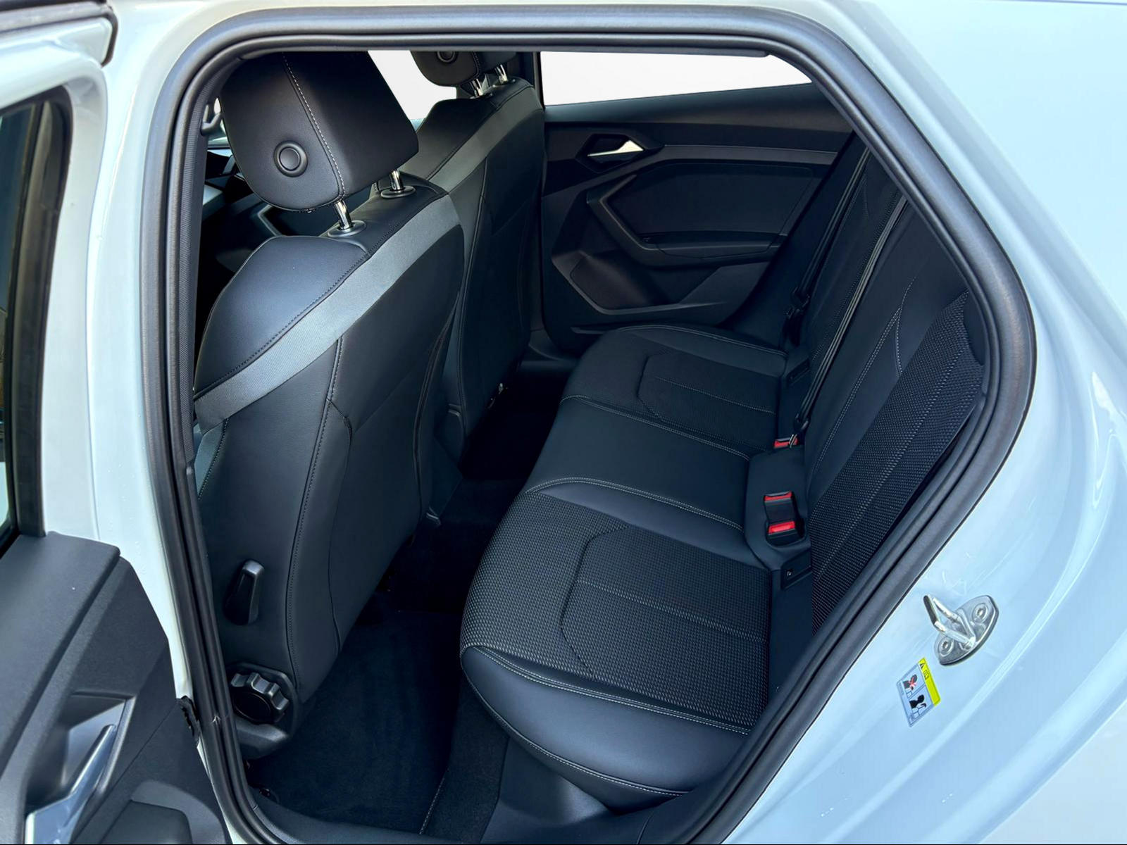 AUDI A1 Sportback 30 TFSI S Line Attraction S-tronic-image-11