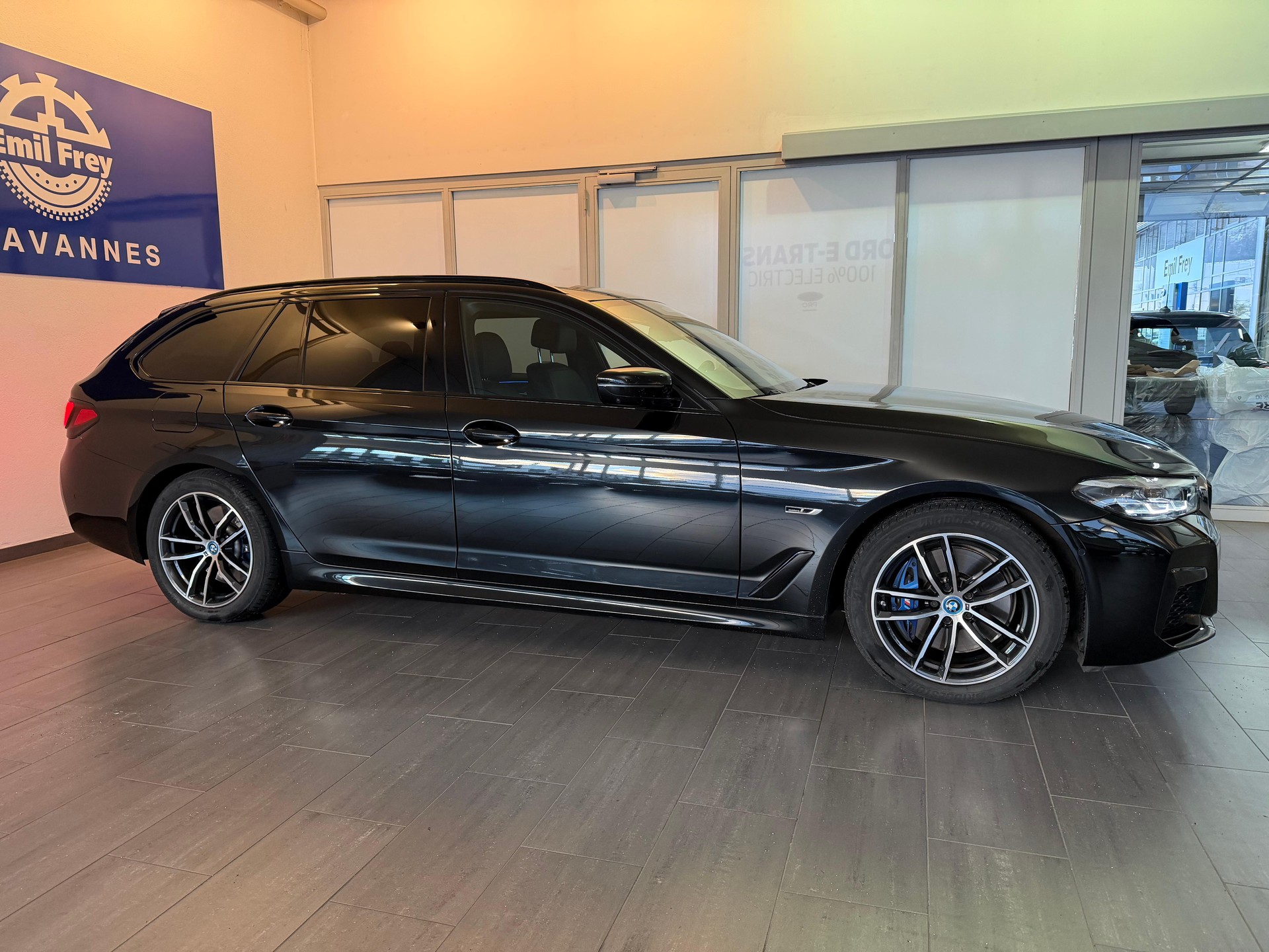 BMW 530e xDrive Touring M-Sport-showroom-element-2