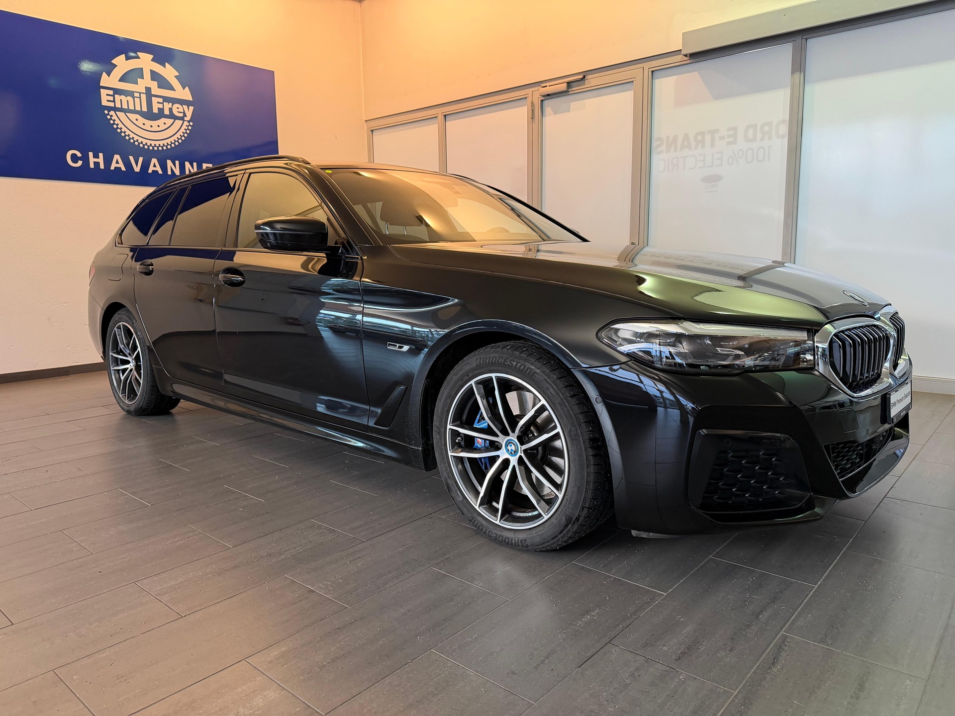 BMW 530e xDrive Touring M-Sport-showroom-element-1
