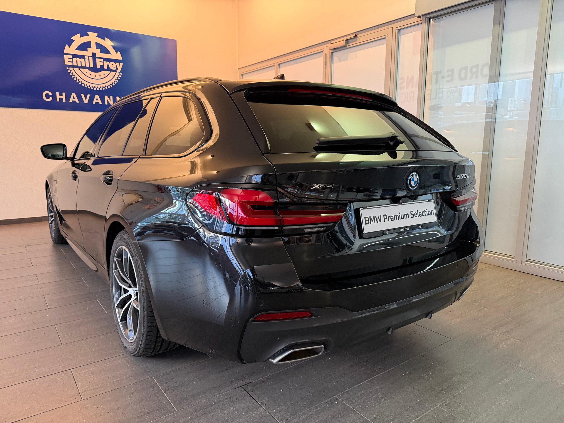 BMW 530e xDrive Touring M-Sport-showroom-element-3