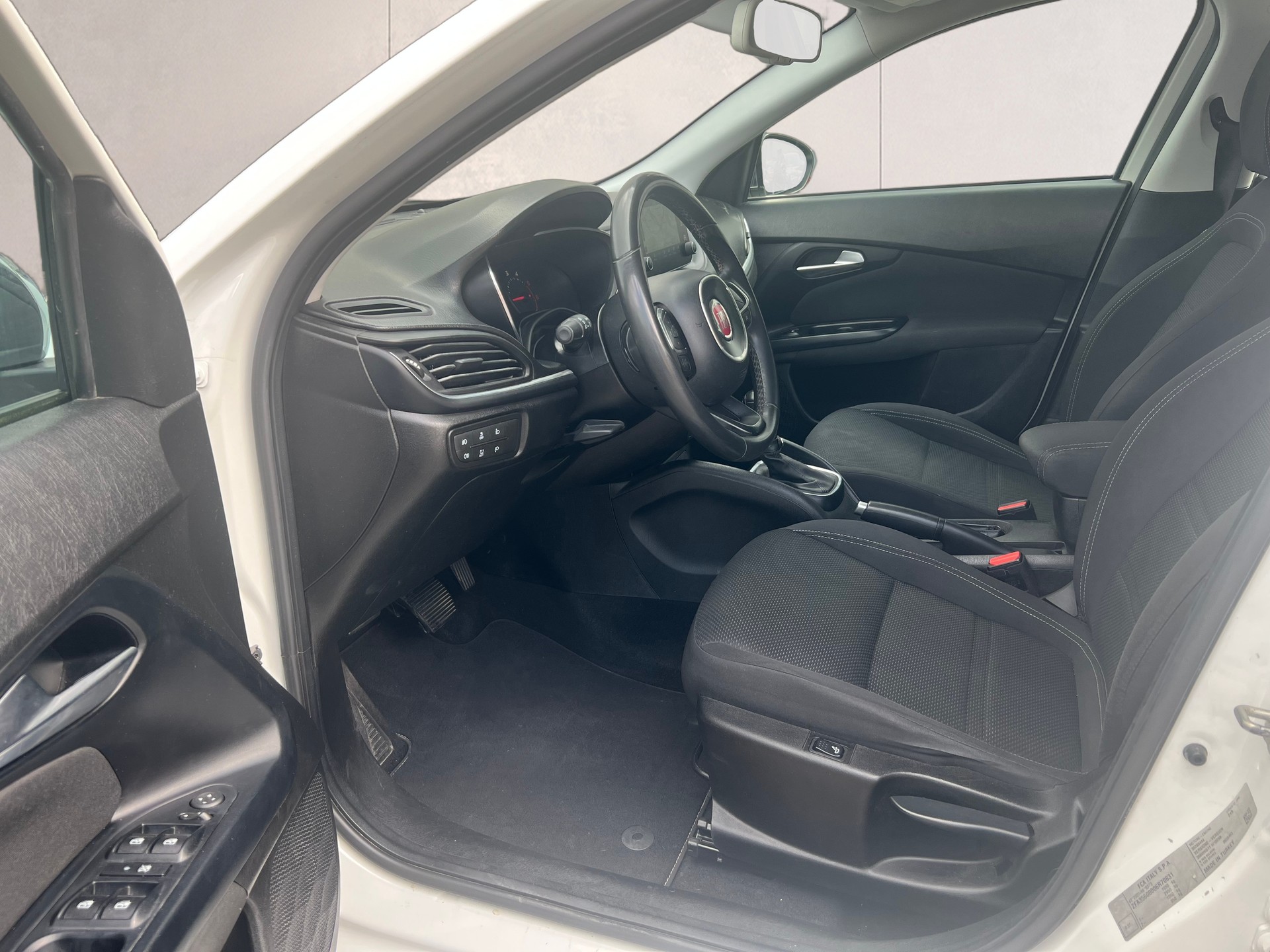 FIAT Tipo 1.6MJ Station Wagon Lounge DCT-image-11