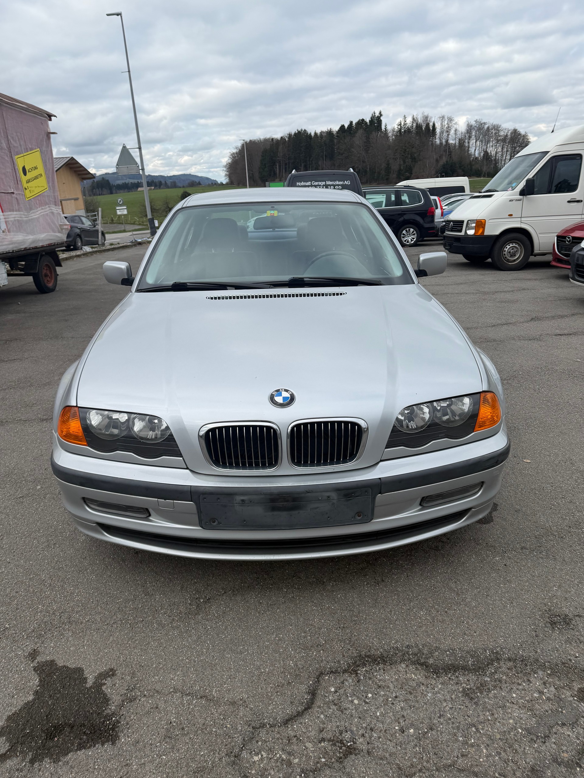 BMW 320i-image-6