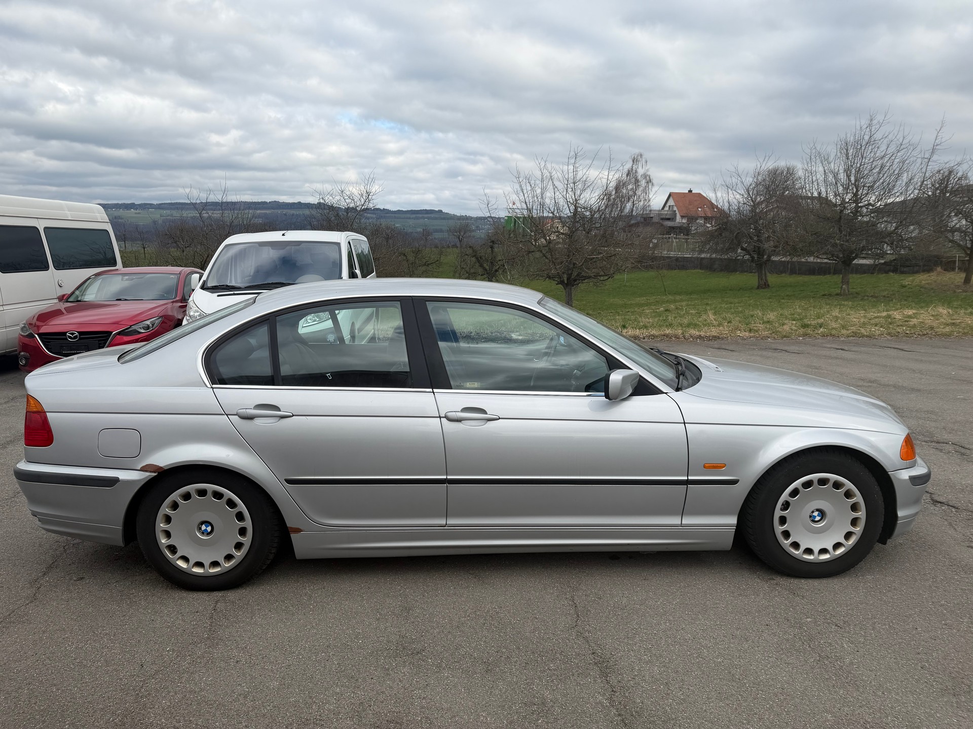 BMW 320i-image-1