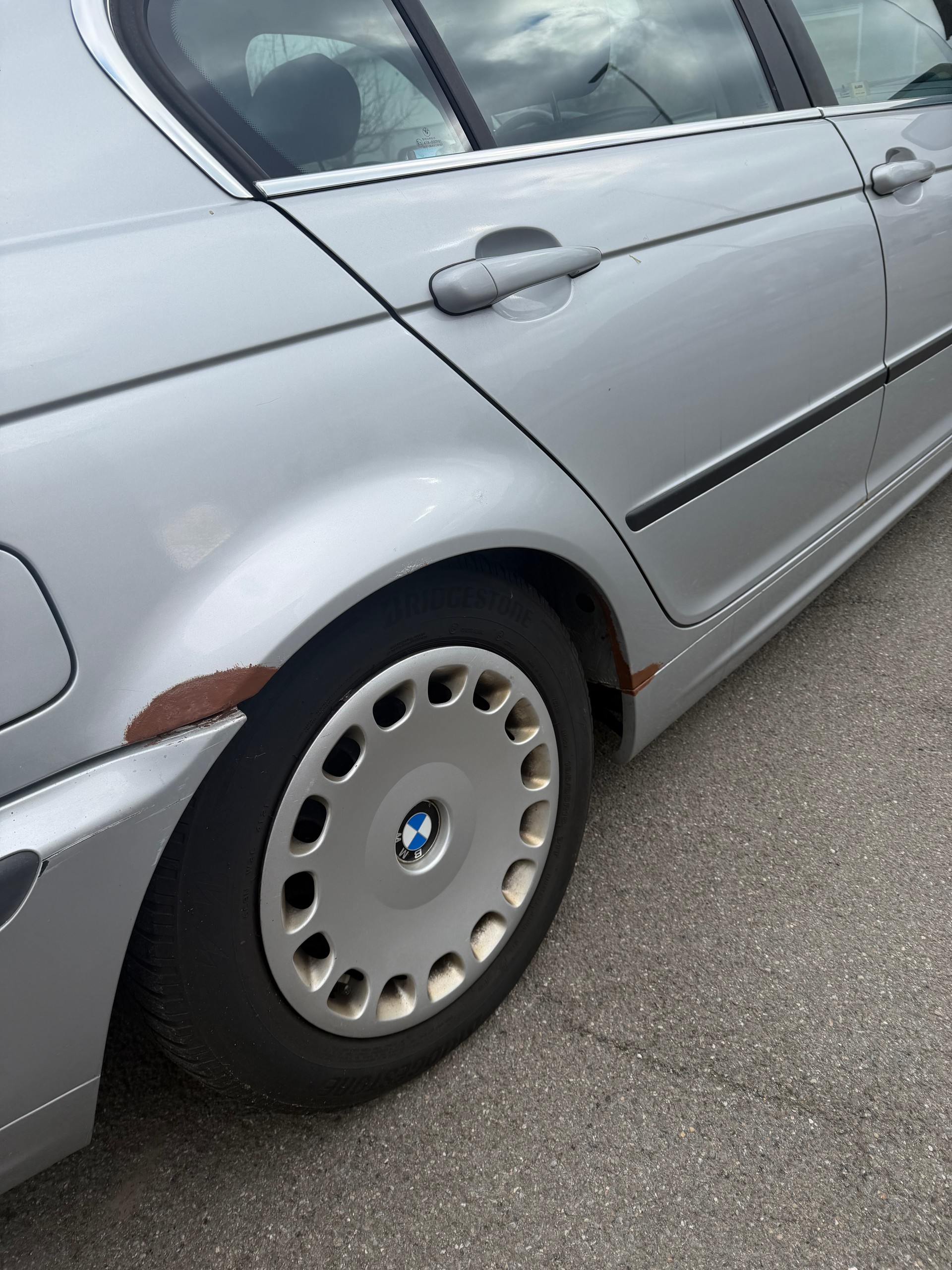 BMW 320i-image-4