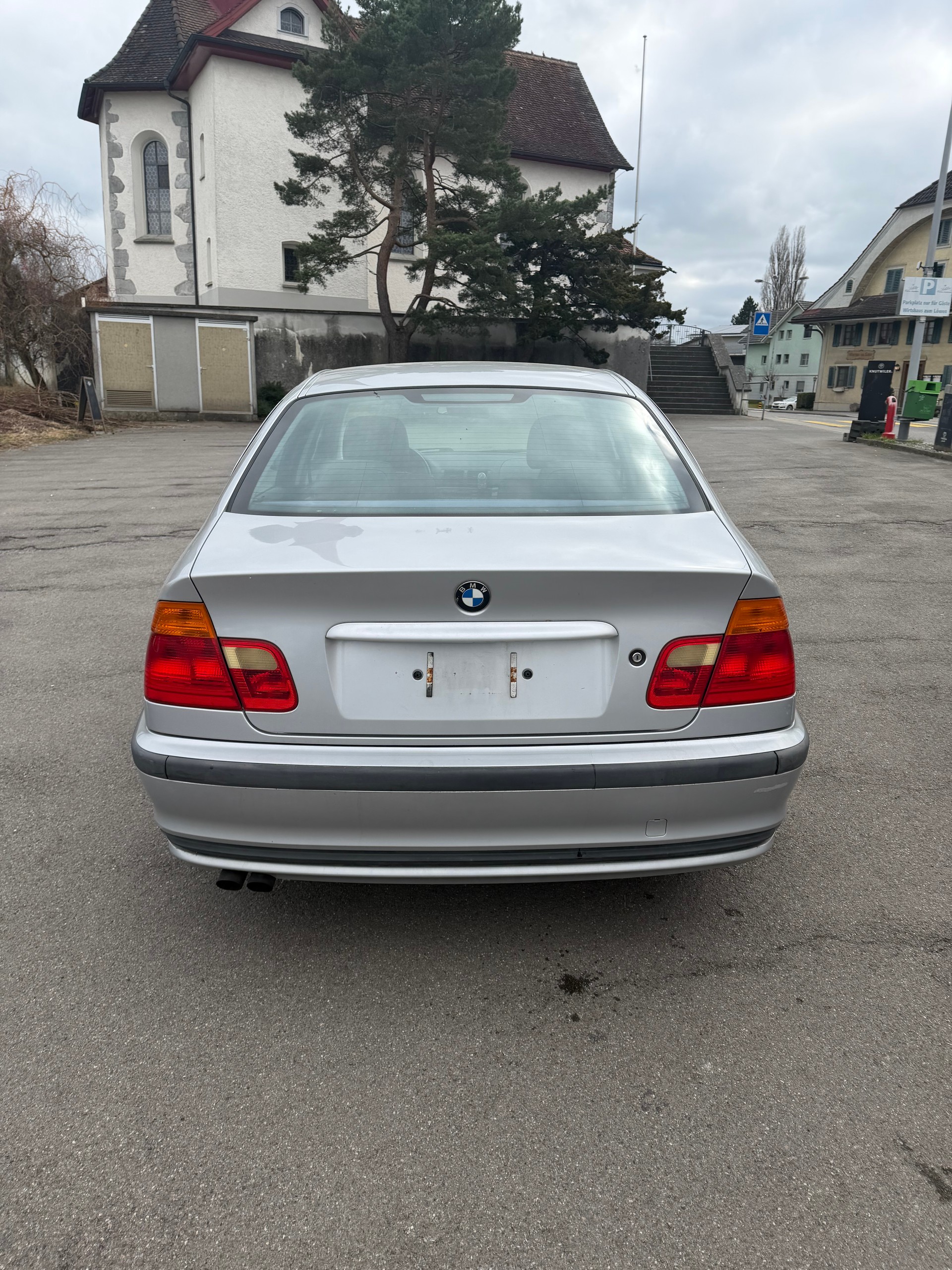 BMW 320i-image-2