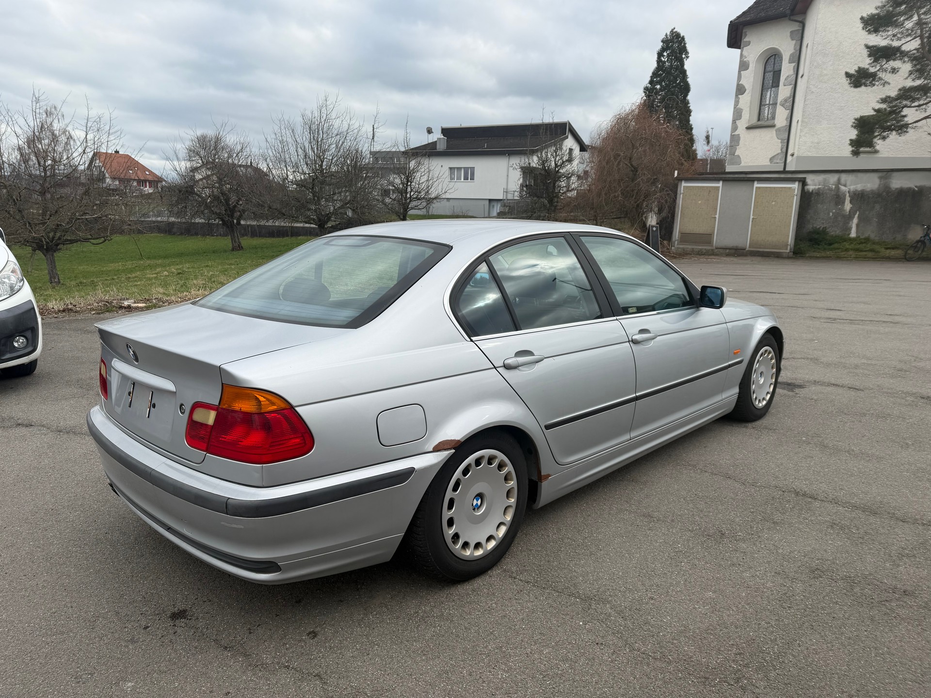 BMW 320i-image-3