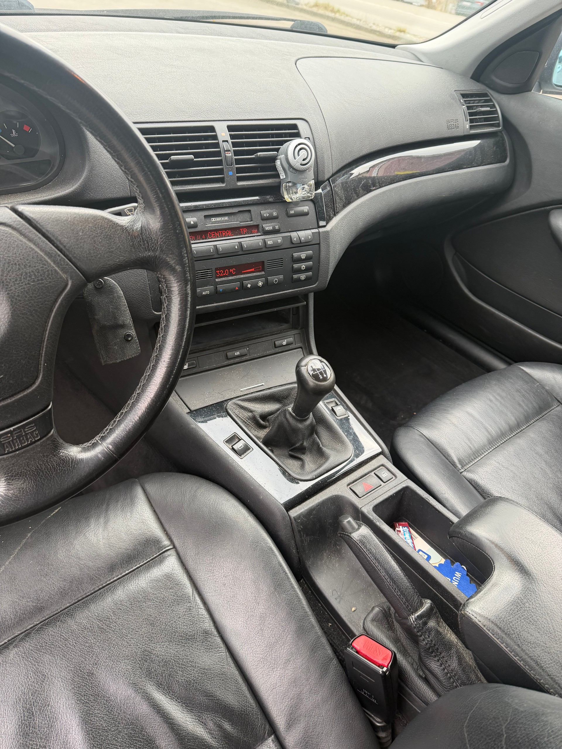 BMW 320i-image-9