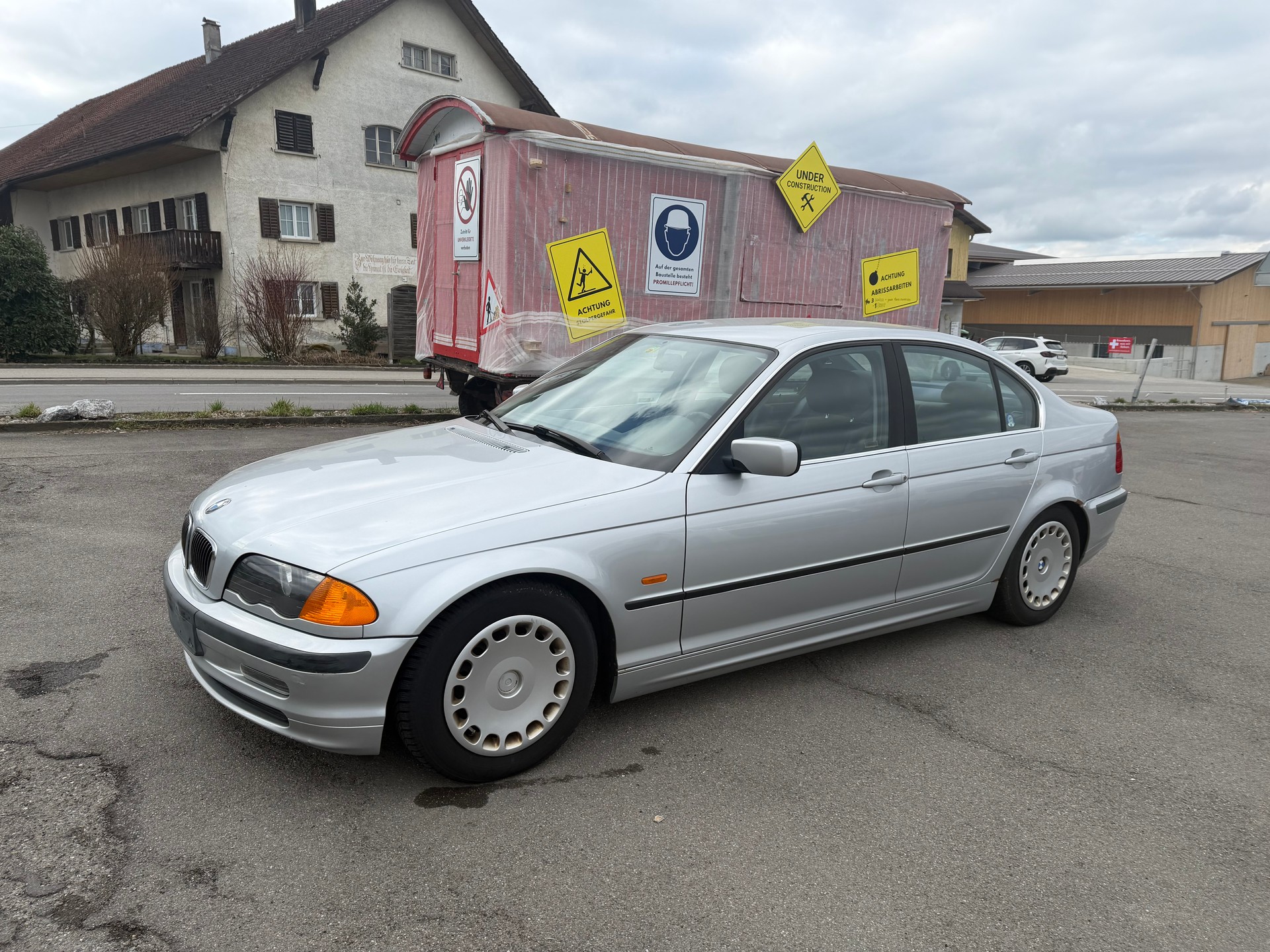 BMW 320i-image-5