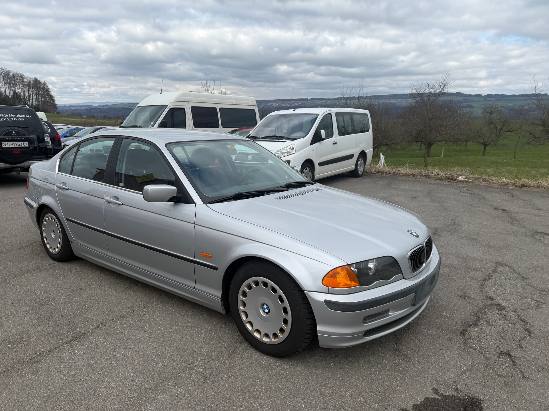 BMW 320i-image-0