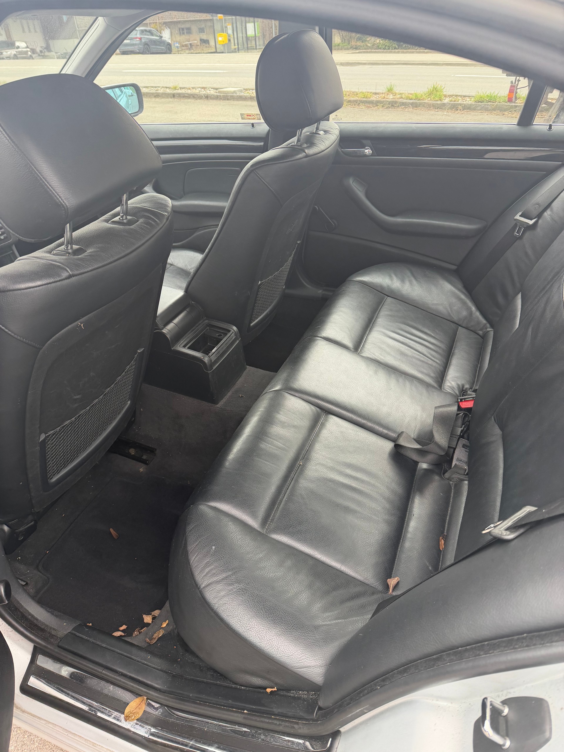 BMW 320i-image-11