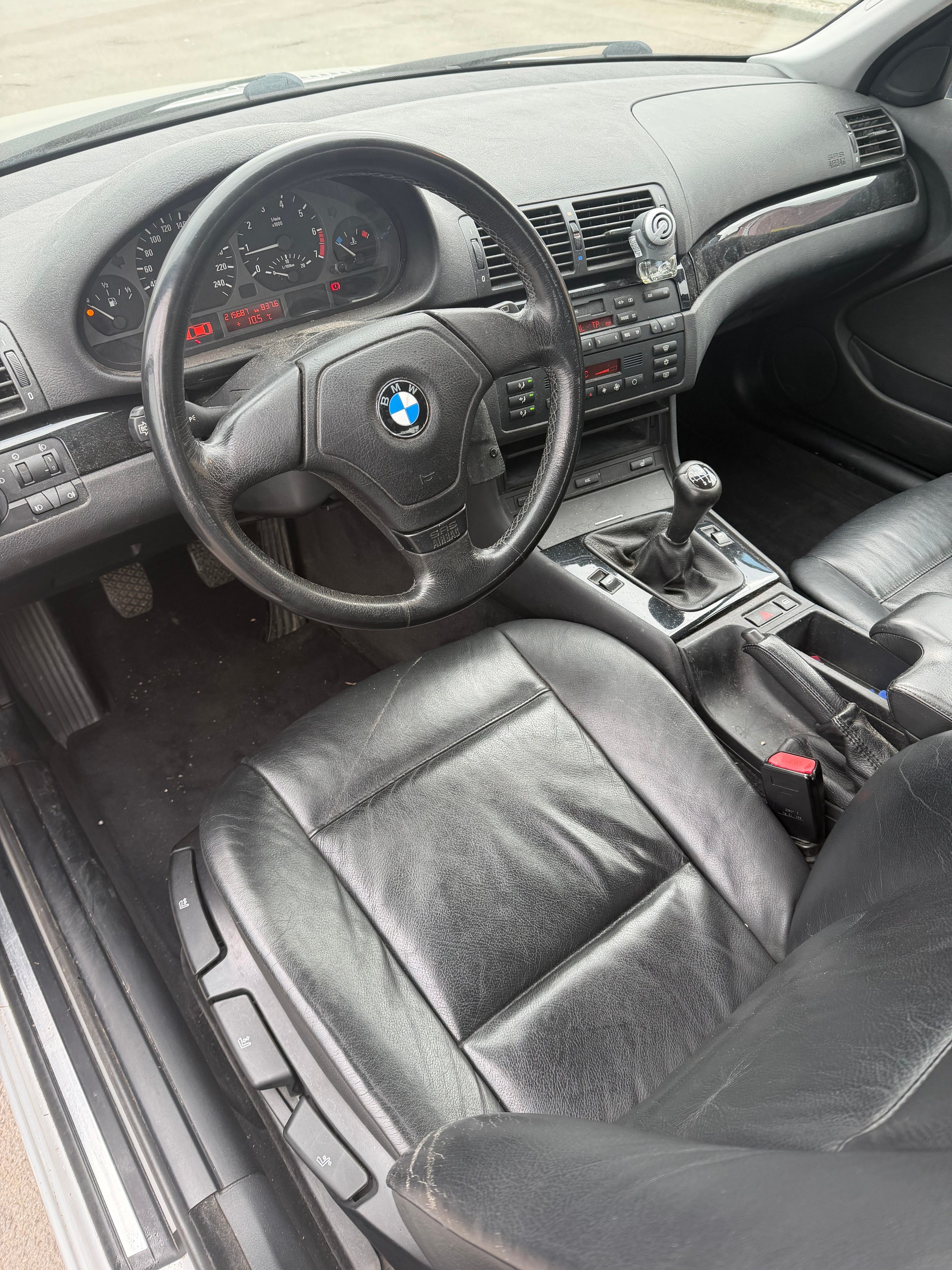 BMW 320i-image-10
