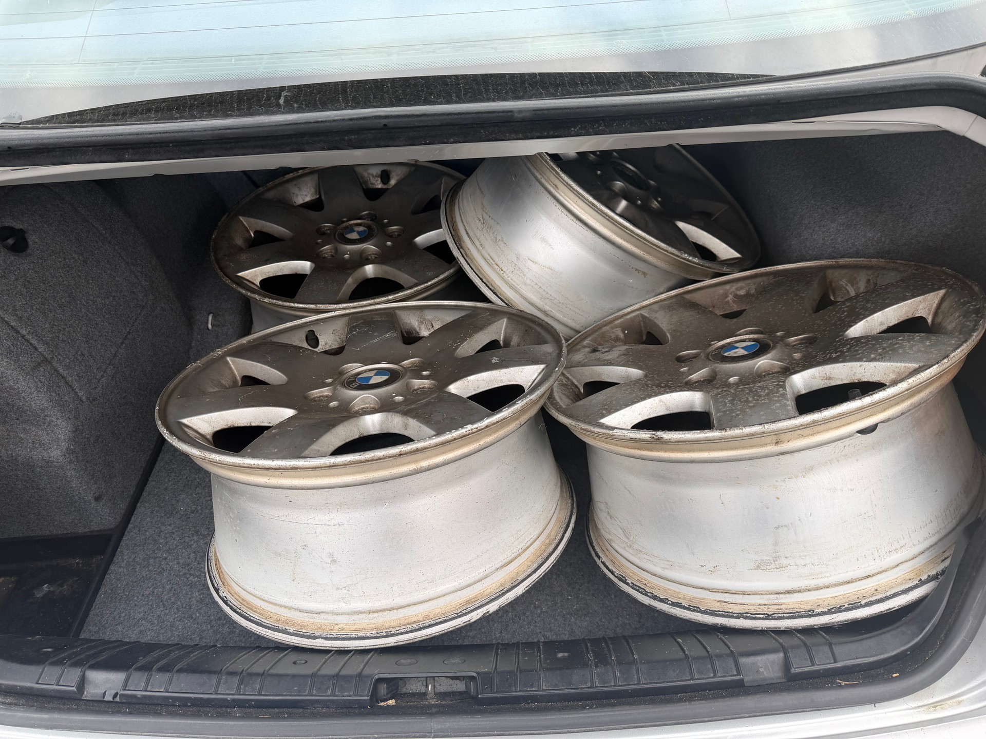 BMW 320i-image-8