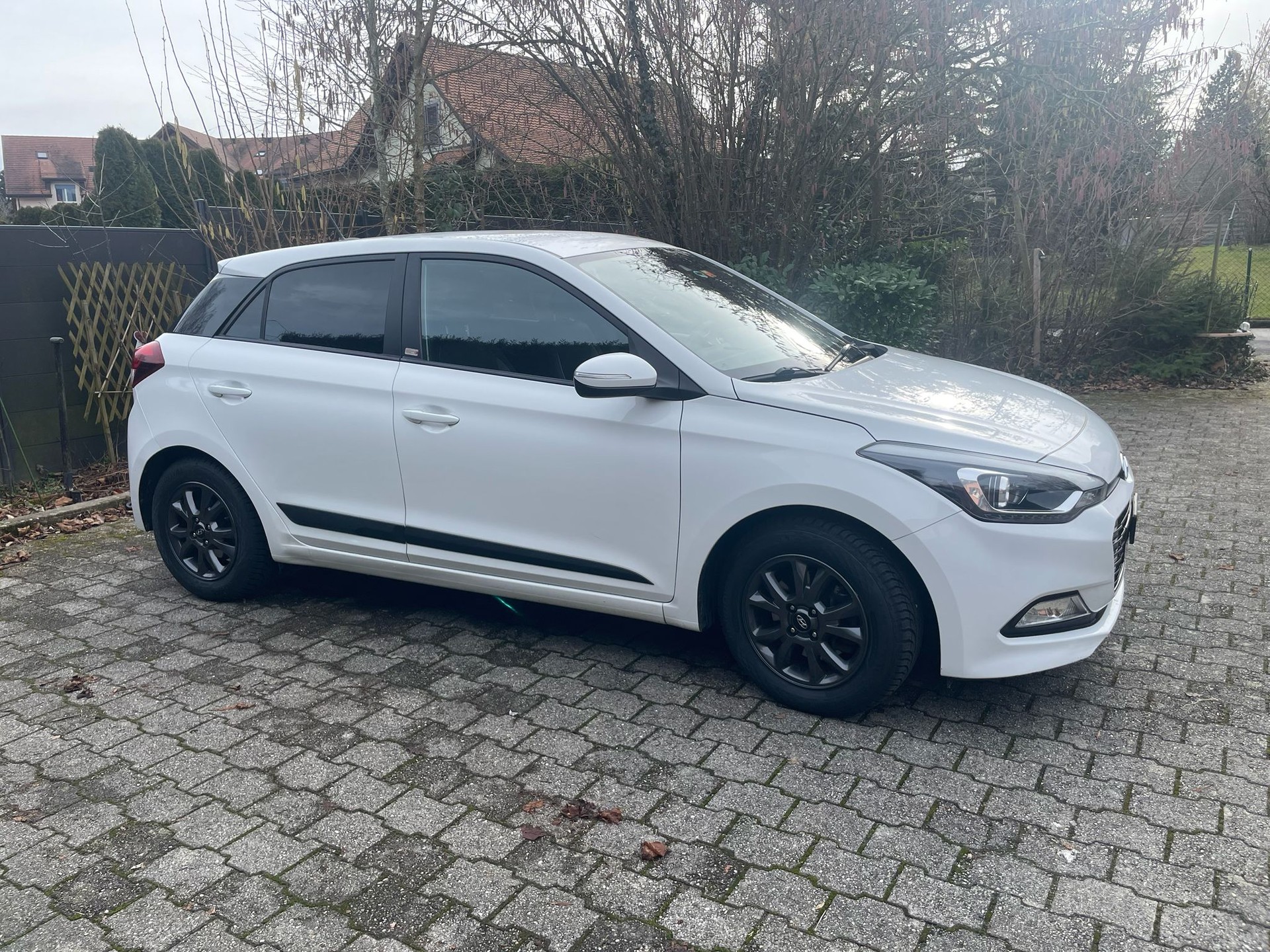 HYUNDAI i20 1.0 T-GDi Amplia-image-2