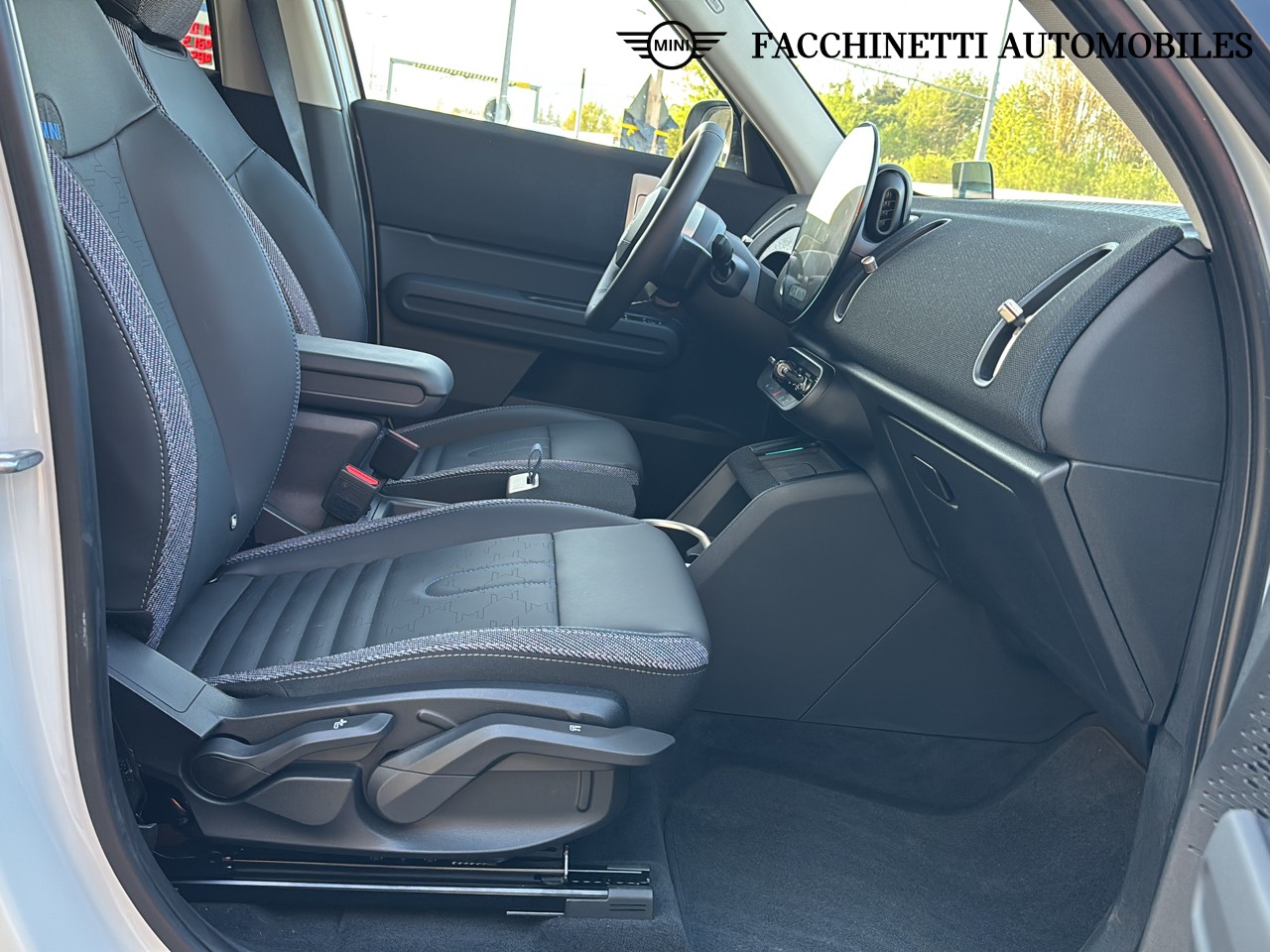 MINI MINI COUNTRYMAN E-image-2