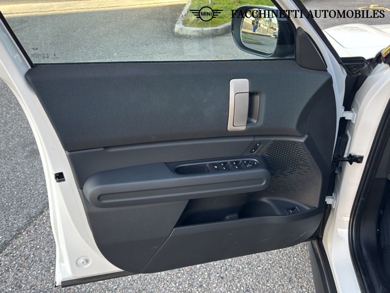 MINI MINI COUNTRYMAN E-image-15
