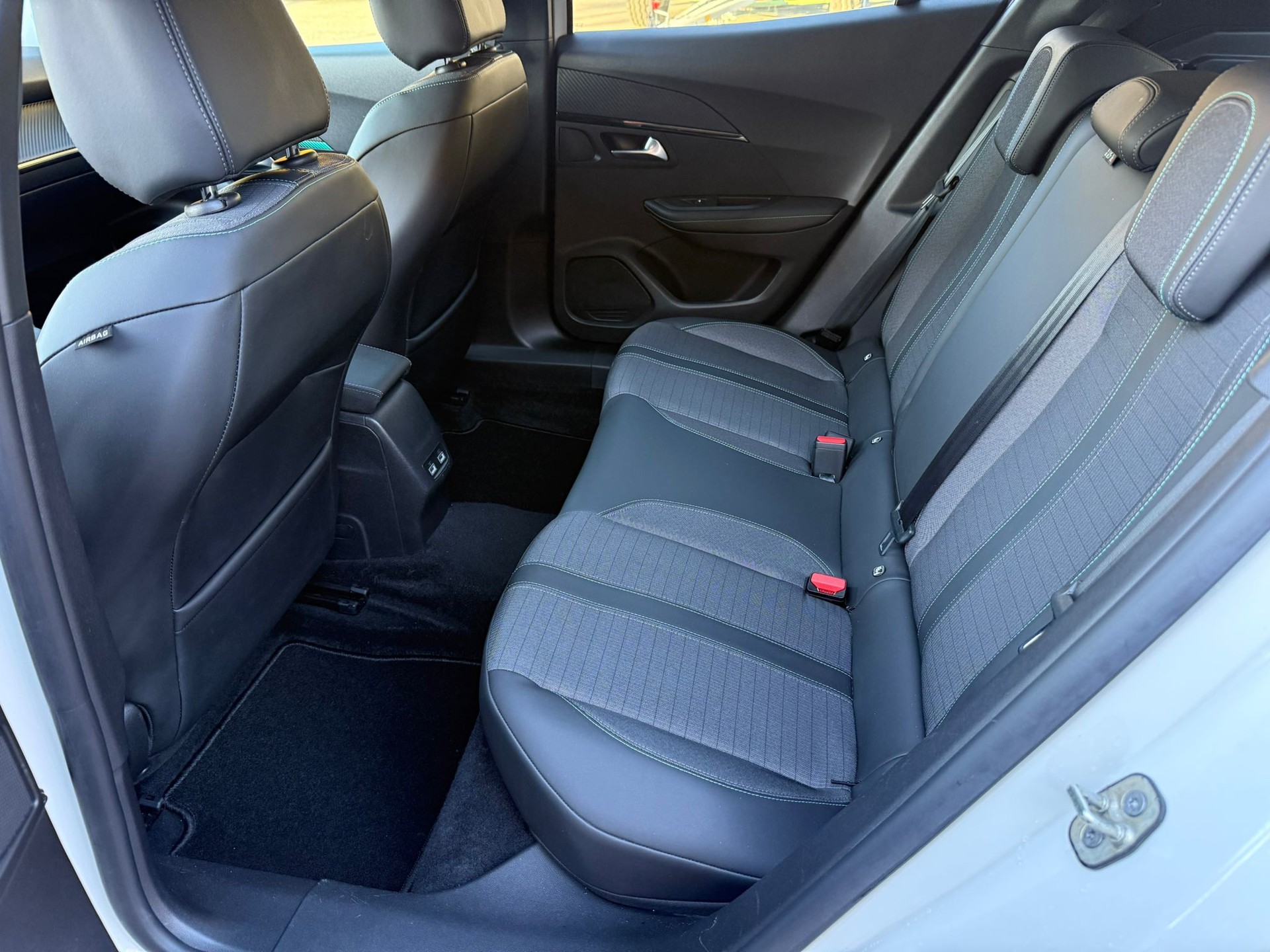 PEUGEOT 2008 e Allure Pack-image-10
