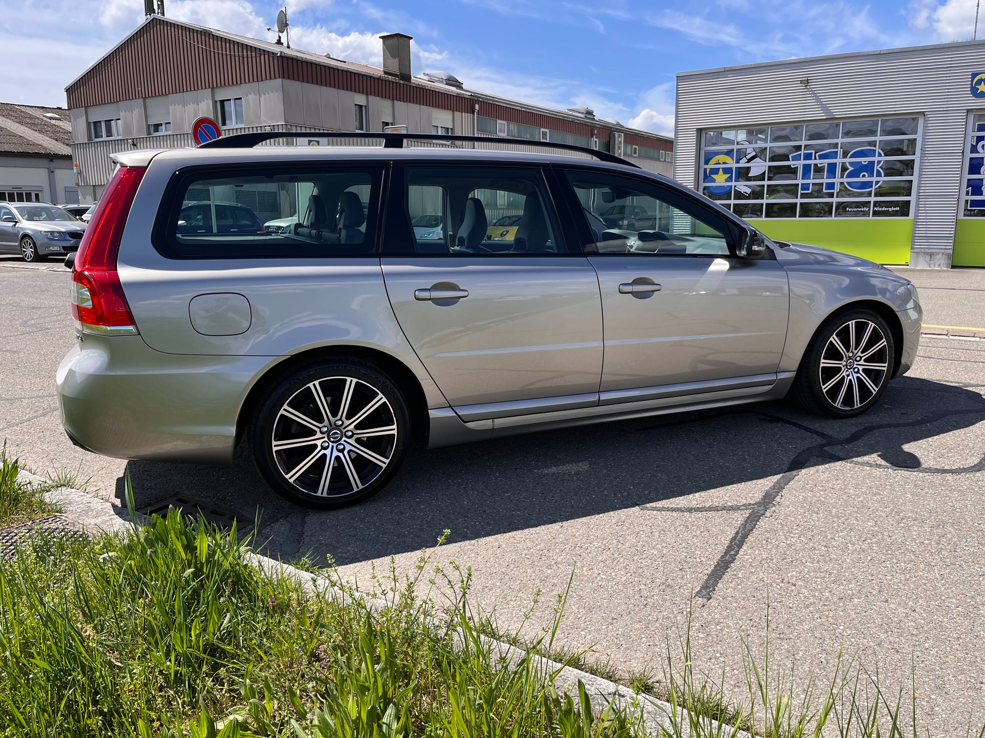 VOLVO V70 D4 Momentum Dynamic Edition Geartronic * FAMILY PACK - WINTER PROFESSIONAL PACK *-image-5